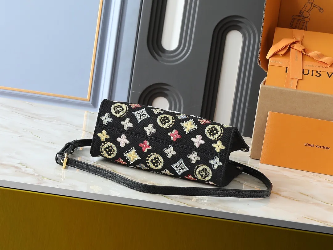 💰300💰Upgraded original version 🔥New embroidery🔥M45659 M46373 M44571 This OnTheGo small handbag is made of Monogram and Monogram Reverse canvas, with the Monogram Giant pattern embellished on it. The Toron handle and the jacquard textured shoulder strap decorated with the brand's logo create a visual contrast, and the detachable coin bag is suitable for storing change or small items. It combines fashionable charm with various functions, making it a good daily companion. 25.0 x 19.0 x 11.5 cm (length x height x width)