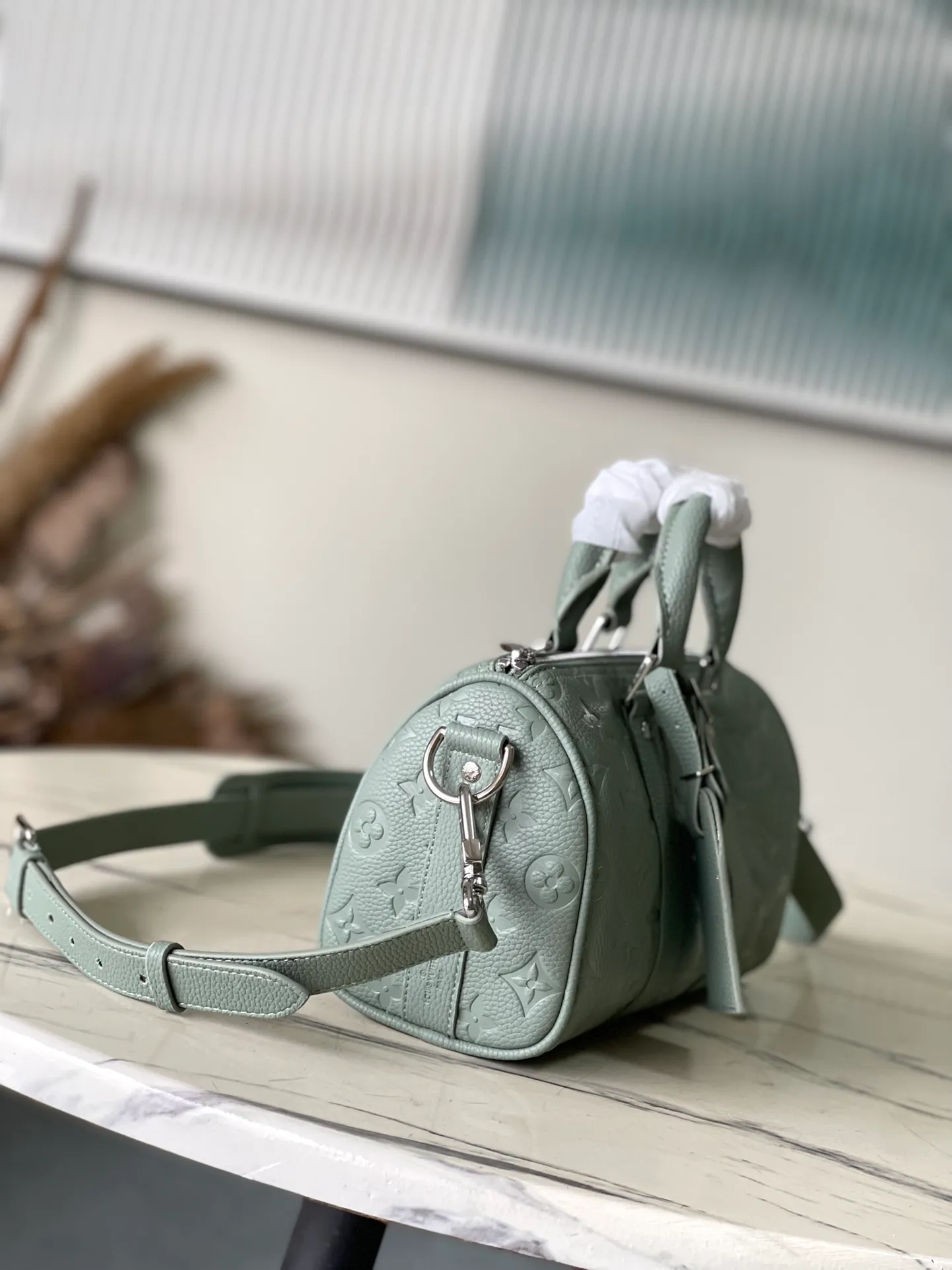 💰960 (top layer leather) top original order M13866 gray green The classic Keepall series adds a novel mini design. Monogram Macassar canvas is dip-dyed in one of Virgil Abloh's signature bright colors. The reinforced side straps and removable leather nameplate continue the iconic elements. It is paired with double handles and shoulder straps, making it an eye-catching choice for urban life. Size:25*15*11cm