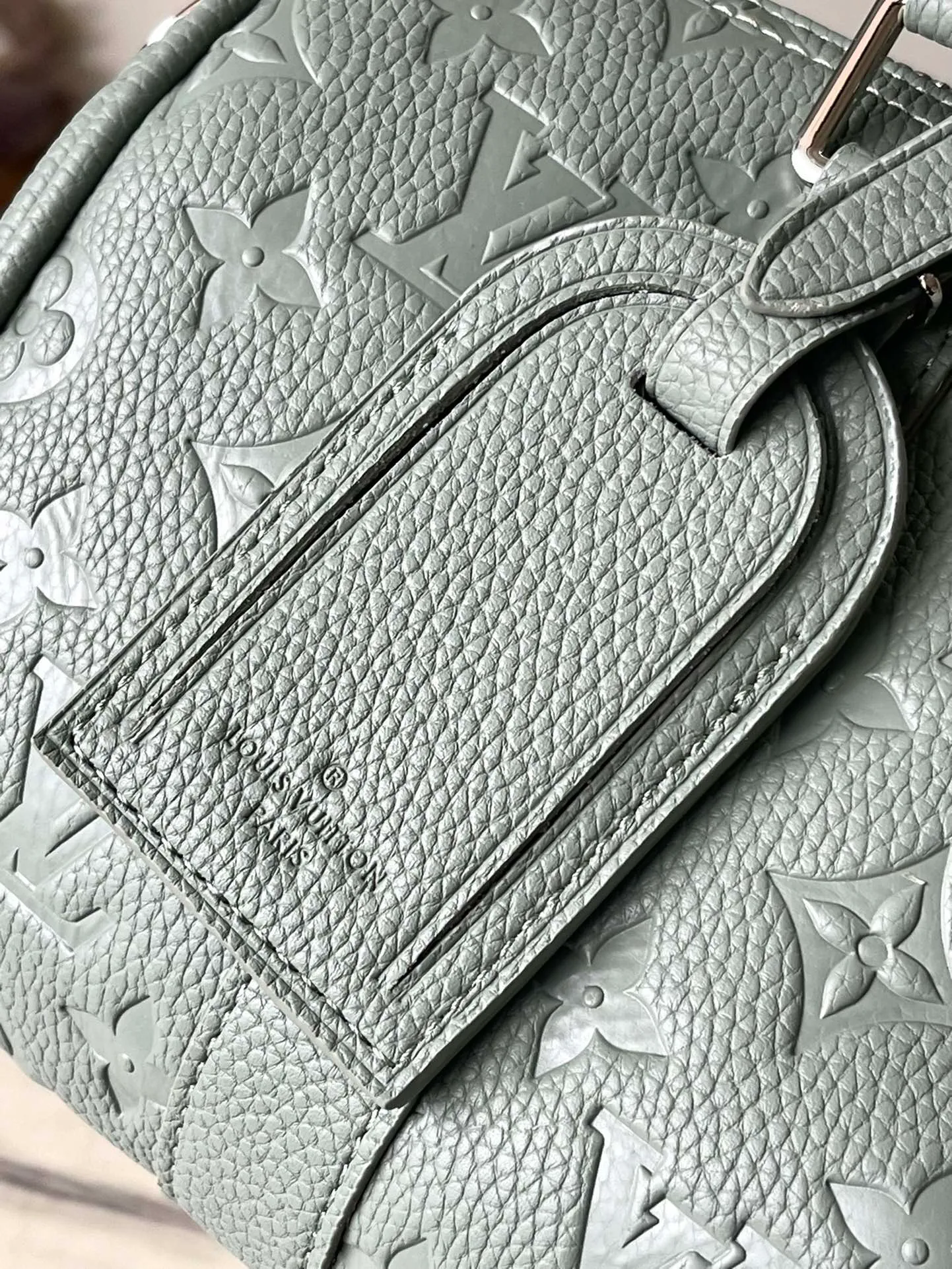 💰960 (top layer leather) top original order M13866 gray green The classic Keepall series adds a novel mini design. Monogram Macassar canvas is dip-dyed in one of Virgil Abloh's signature bright colors. The reinforced side straps and removable leather nameplate continue the iconic elements. It is paired with double handles and shoulder straps, making it an eye-catching choice for urban life. Size:25*15*11cm