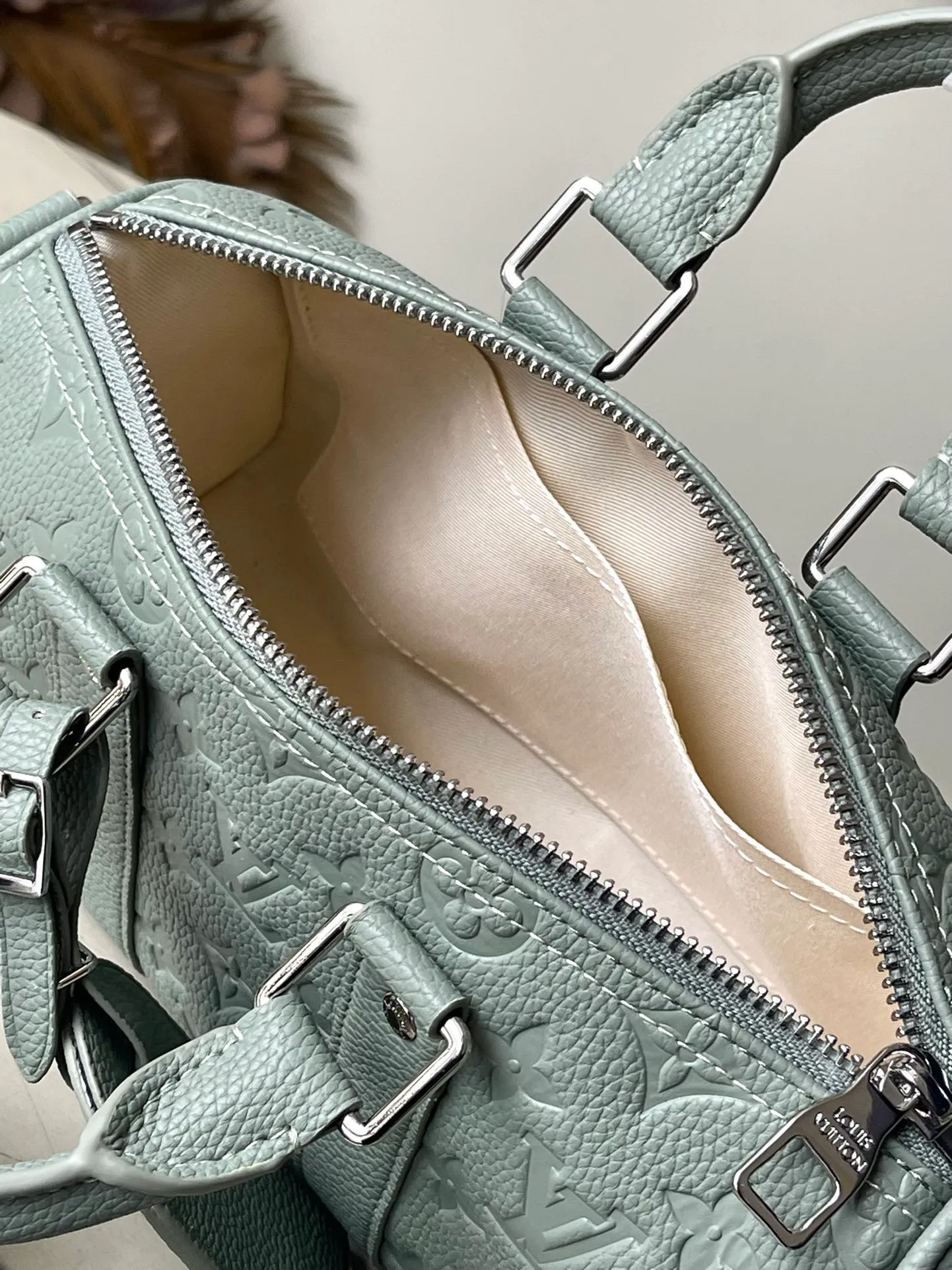 💰960 (top layer leather) top original order M13866 gray green The classic Keepall series adds a novel mini design. Monogram Macassar canvas is dip-dyed in one of Virgil Abloh's signature bright colors. The reinforced side straps and removable leather nameplate continue the iconic elements. It is paired with double handles and shoulder straps, making it an eye-catching choice for urban life. Size:25*15*11cm