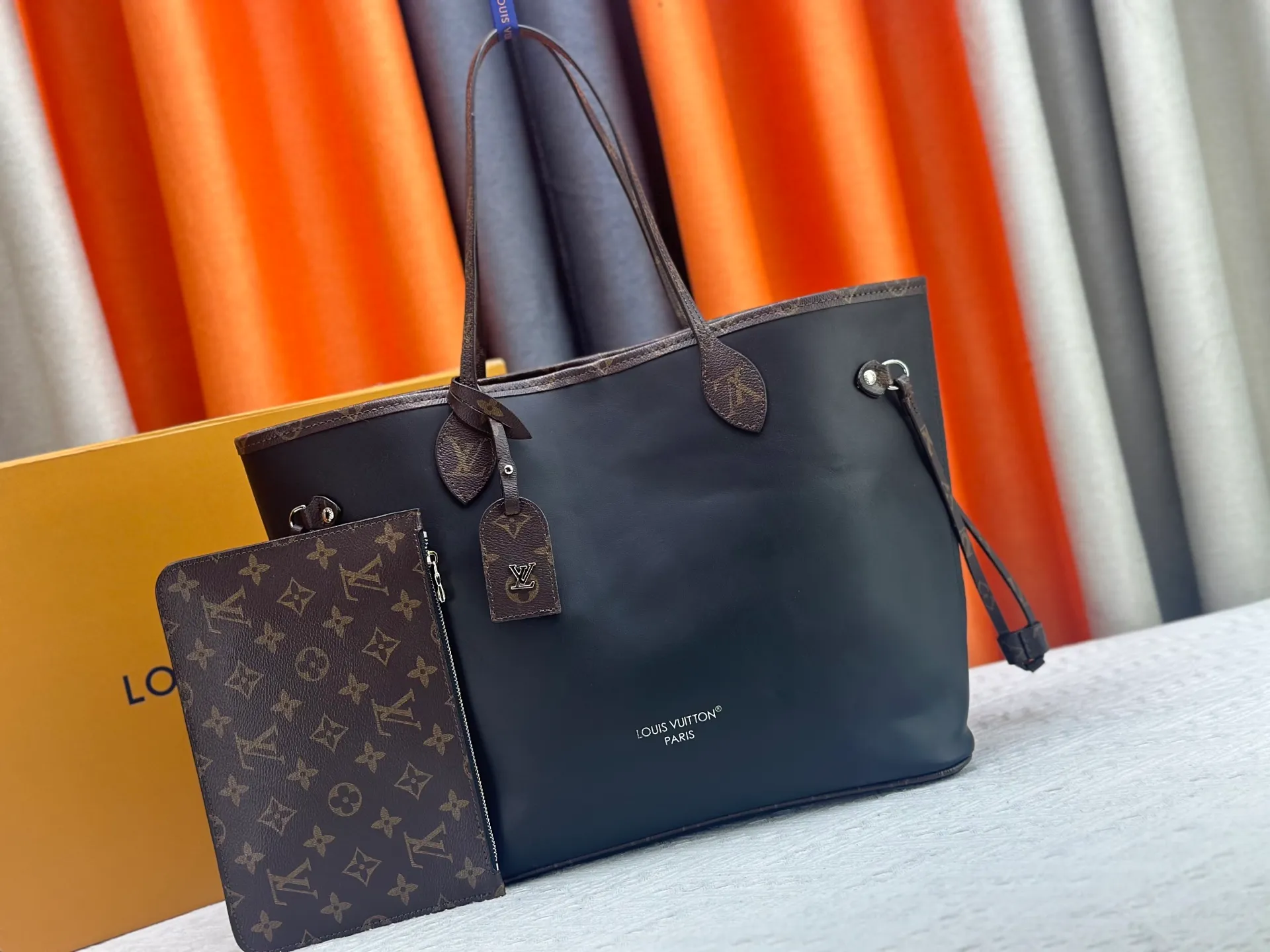 P280 Upgraded original M14210 M45686 M46649 M58907 M46329 M21579 M45685 M46676 M40995 This Neverfull medium handbag uses embossing and printing processes to depict the Monogram pattern on the cow leather. Tighten the side straps and the tote instantly transforms into an elegant urban handbag; the long handle makes it easy to carry over the shoulder or elbow. 31.0 x 28.0 x 14.0 cm (length x height x width)