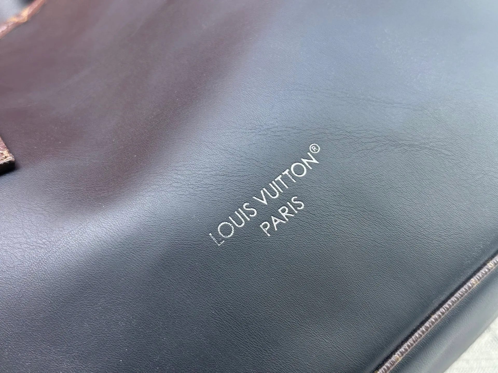 P280 Upgraded original M14210 M45686 M46649 M58907 M46329 M21579 M45685 M46676 M40995 This Neverfull medium handbag uses embossing and printing processes to depict the Monogram pattern on the cow leather. Tighten the side straps and the tote instantly transforms into an elegant urban handbag; the long handle makes it easy to carry over the shoulder or elbow. 31.0 x 28.0 x 14.0 cm (length x height x width)