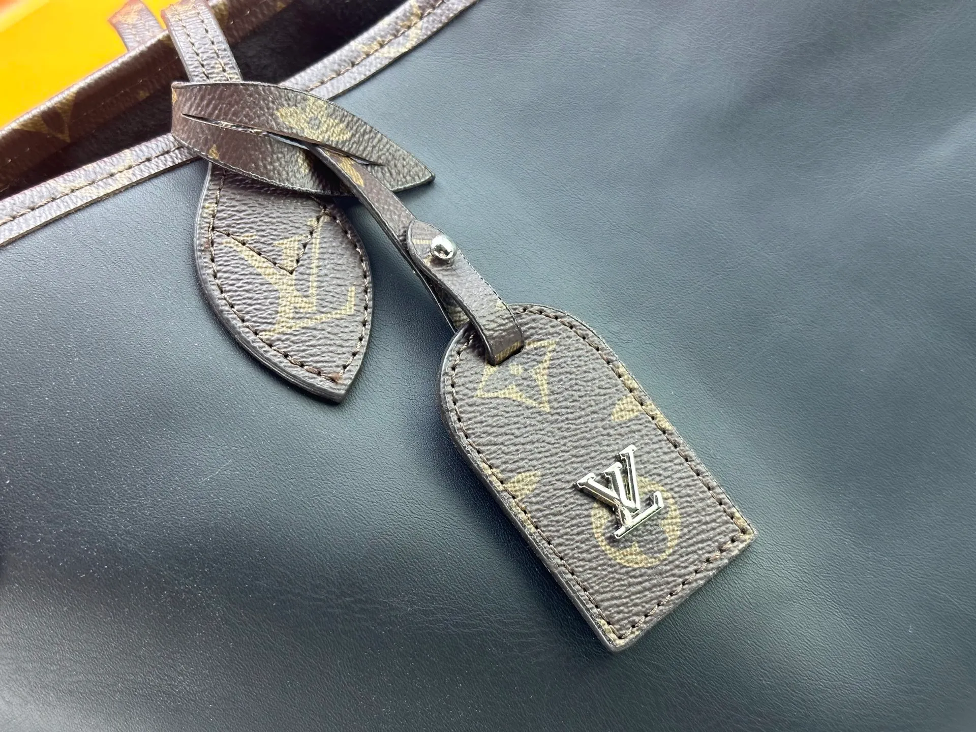 P280 Upgraded original M14210 M45686 M46649 M58907 M46329 M21579 M45685 M46676 M40995 This Neverfull medium handbag uses embossing and printing processes to depict the Monogram pattern on the cow leather. Tighten the side straps and the tote instantly transforms into an elegant urban handbag; the long handle makes it easy to carry over the shoulder or elbow. 31.0 x 28.0 x 14.0 cm (length x height x width)