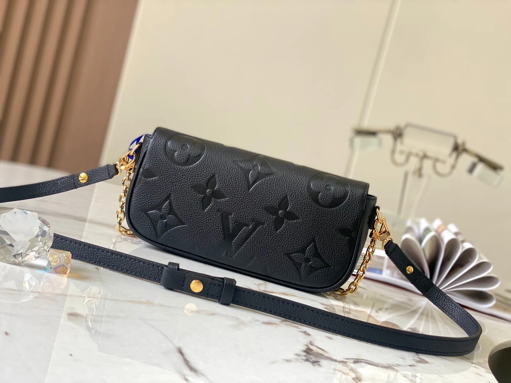 P1360 [Original leather 💋M82211 black embossed] Wallet On Chain handbag is made of Monogram canvas, inspired by the Sac Recoleta handbag of the 2000s. Full leather embossed chain horizontal woc small shoulder bag oo[handshake][handshake] card compartment and zipper inner pocket can accommodate daily needs, the chain and adjustable leather shoulder strap are detachable, allowing long and short shoulder and cross-body options. Detailed features: 23.5 x 12 x 4.3 cm (length x height x width)