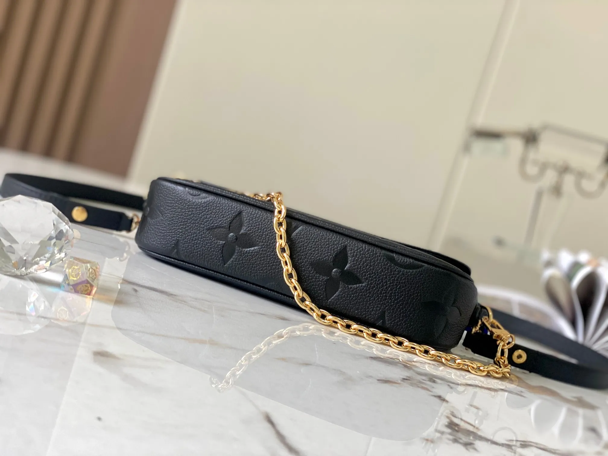 P1360 [Original leather 💋M82211 black embossed] Wallet On Chain handbag is made of Monogram canvas, inspired by the Sac Recoleta handbag of the 2000s. Full leather embossed chain horizontal woc small shoulder bag oo[handshake][handshake] card compartment and zipper inner pocket can accommodate daily needs, the chain and adjustable leather shoulder strap are detachable, allowing long and short shoulder and cross-body options. Detailed features: 23.5 x 12 x 4.3 cm (length x height x width)