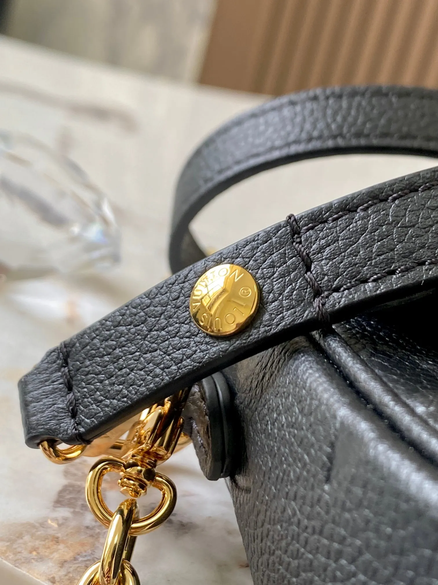 P1360 [Original leather 💋M82211 black embossed] Wallet On Chain handbag is made of Monogram canvas, inspired by the Sac Recoleta handbag of the 2000s. Full leather embossed chain horizontal woc small shoulder bag oo[handshake][handshake] card compartment and zipper inner pocket can accommodate daily needs, the chain and adjustable leather shoulder strap are detachable, allowing long and short shoulder and cross-body options. Detailed features: 23.5 x 12 x 4.3 cm (length x height x width)