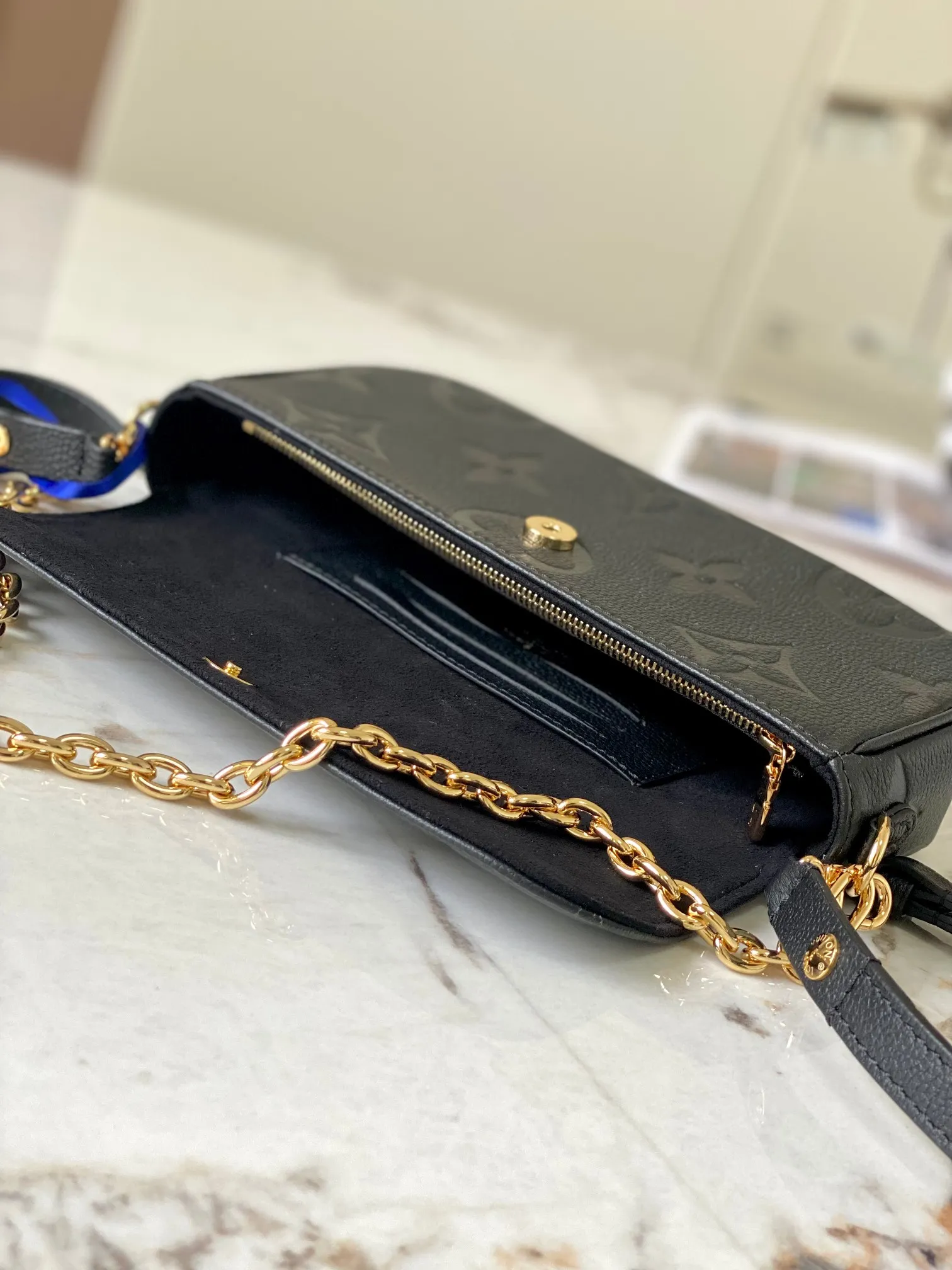 P1360 [Original leather 💋M82211 black embossed] Wallet On Chain handbag is made of Monogram canvas, inspired by the Sac Recoleta handbag of the 2000s. Full leather embossed chain horizontal woc small shoulder bag oo[handshake][handshake] card compartment and zipper inner pocket can accommodate daily needs, the chain and adjustable leather shoulder strap are detachable, allowing long and short shoulder and cross-body options. Detailed features: 23.5 x 12 x 4.3 cm (length x height x width)