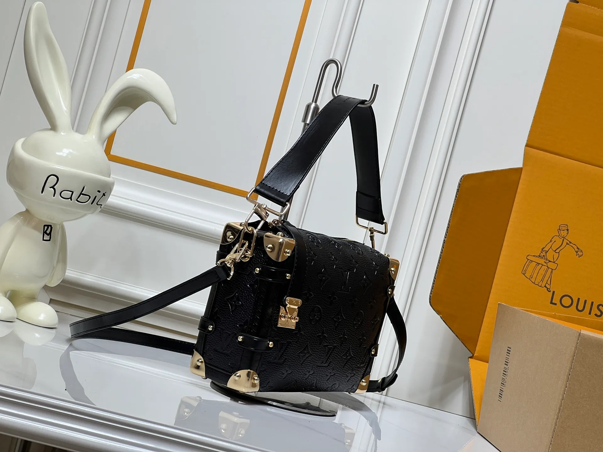 Batch 300💰M26304 M46358 continues to interpret Louis Vuitton’s box-making tradition in the 2025 autumn and winter series. The medium Sidle Trunk bag is crafted in signature Monogram Saga leather, with a vintage texture inspired by the classic trench coat worn by supermodel Freja Beha Erichsen in her debut show for Nicolas Ghesquiere. The design with multiple carrying methods makes it easy to switch between day and night situations, and it has both practical function and elegant temperament. Dimensions: 23.5x16x8.5cm