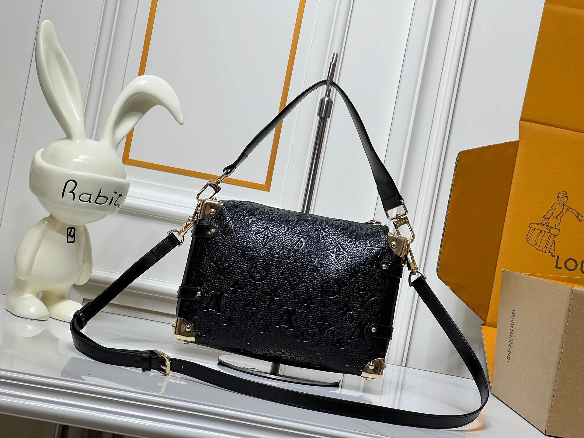 Batch 300💰M26304 M46358 continues to interpret Louis Vuitton’s box-making tradition in the 2025 autumn and winter series. The medium Sidle Trunk bag is crafted in signature Monogram Saga leather, with a vintage texture inspired by the classic trench coat worn by supermodel Freja Beha Erichsen in her debut show for Nicolas Ghesquiere. The design with multiple carrying methods makes it easy to switch between day and night situations, and it has both practical function and elegant temperament. Dimensions: 23.5x16x8.5cm