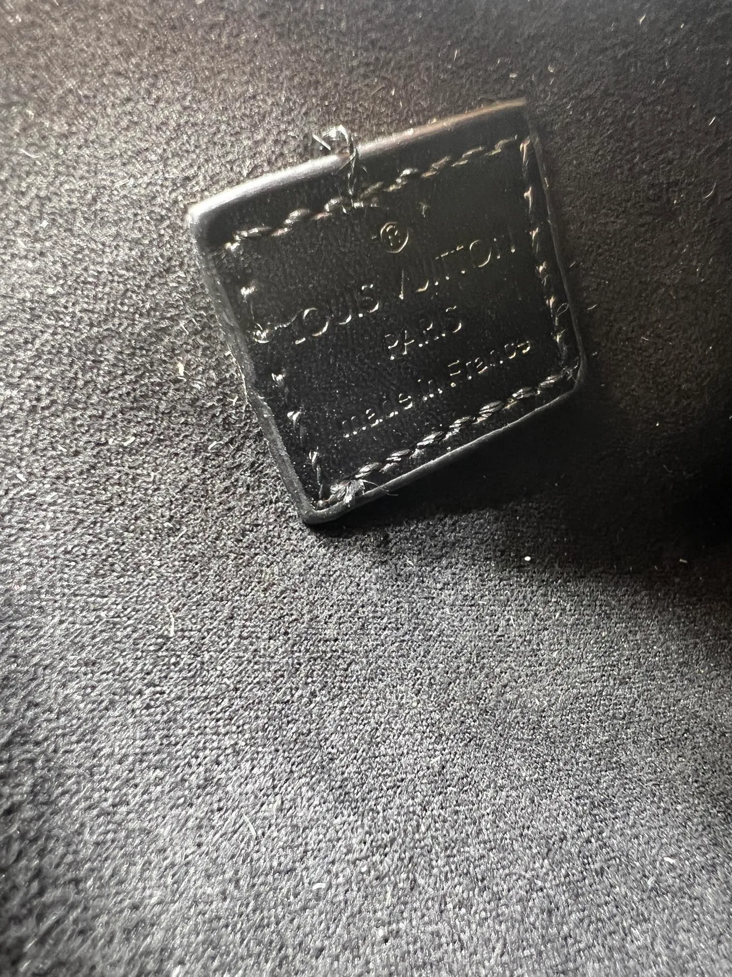 Batch 300💰M26304 M46358 continues to interpret Louis Vuitton’s box-making tradition in the 2025 autumn and winter series. The medium Sidle Trunk bag is crafted in signature Monogram Saga leather, with a vintage texture inspired by the classic trench coat worn by supermodel Freja Beha Erichsen in her debut show for Nicolas Ghesquiere. The design with multiple carrying methods makes it easy to switch between day and night situations, and it has both practical function and elegant temperament. Dimensions: 23.5x16x8.5cm