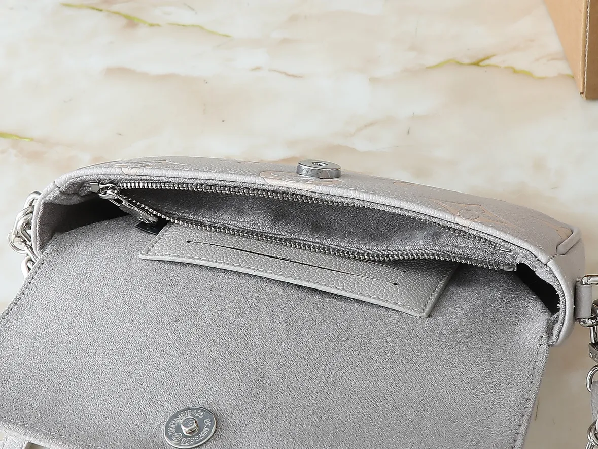 💰180💰Upgraded from the original M82211 M82210 M14225 M81911 This Wallet on Chain Ivy handbag is embossed with a large Monogram pattern on the surface of Monogram Empreinte grain leather, making it a trendy choice for daily travel and evening occasions. Cleverly using a short chain and a detachable and adjustable leather shoulder strap, it can be worn handheld, on the shoulder, or as a crossbody. Dimensions: 23.5 x 12.0 x 4.3 cm (length x height x width)