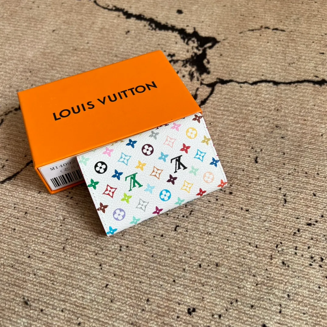Factory price 300 Top original order M14092 white color key bag wallet series This key bag is from the Louis Vuitton x Murakami collaboration series, using Monogram Multicolor canvas to reinterpret the brand's classic elements in a fun way. The sober background features colorful prints inspired by Murakami's aesthetic, while the inner leather flap and interchangeable design add to the ingenious details. Features snap button closure. Size: 12X7X2cm.