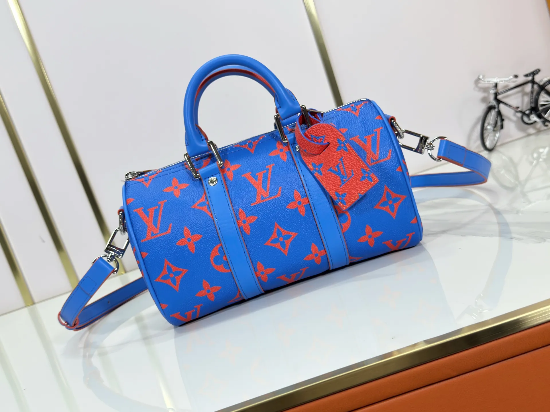 P240 Upgraded Original M14989 Fluorescent Blue, Gray M46271 Black Flower Pillow Bag This Keepall 25 handbag is made of Monogram Eclipse Reverse canvas, showing an elegant reinterpretation of Louis Vuitton's classic pattern. The reinforced straps and leather nameplate continue the iconic elements of the Keepall series, and the zipper closure keeps personal items safe and secure. Dimensions: 25.0 x 15.0 x 11.0cm (Length x Height x Width)