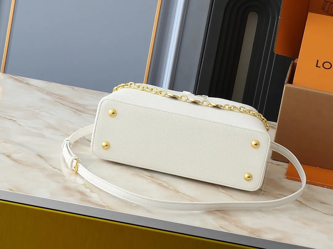 💰420💰Guangzhou goods Upgraded original M00014 M00013 M00015 [New size] This Capucines new size handbag shows soft beauty: Taurillon leather body with light-colored flap and top handle, enamel Monogram flower chain can also achieve a shoulder-carrying experience. Wear the slim leather strap to explore more styling possibilities. Dimensions 31.5 x 20 x 11 cm (length x height x width)