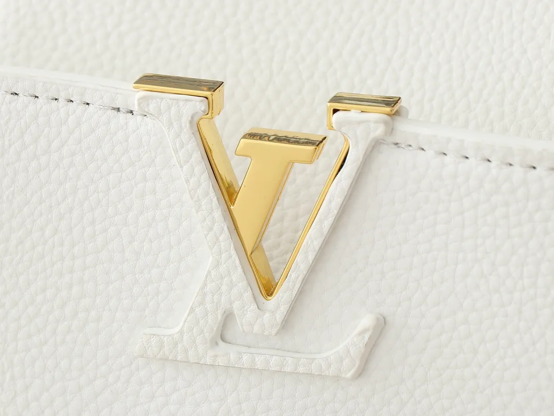 💰420💰Guangzhou goods Upgraded original M00014 M00013 M00015 [New size] This Capucines new size handbag shows soft beauty: Taurillon leather body with light-colored flap and top handle, enamel Monogram flower chain can also achieve a shoulder-carrying experience. Wear the slim leather strap to explore more styling possibilities. Dimensions 31.5 x 20 x 11 cm (length x height x width)