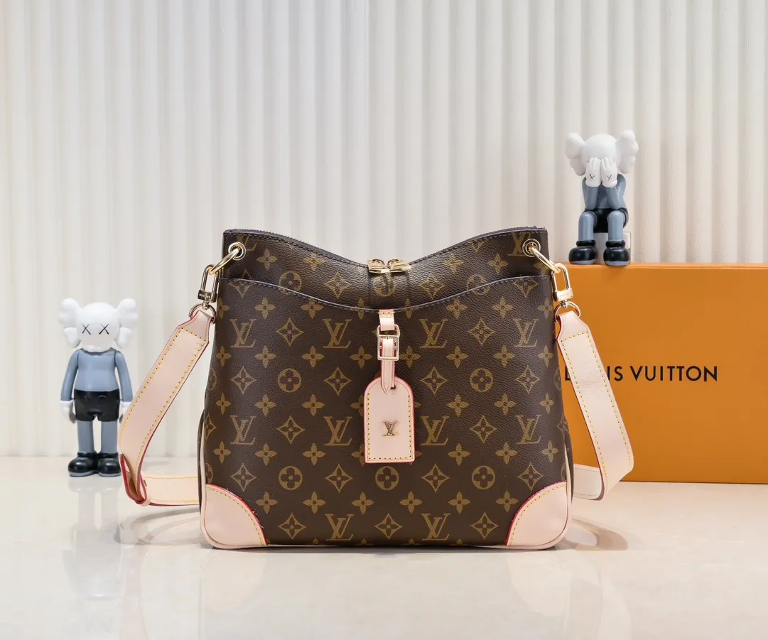 💰Large yellow leather 200 Small yellow leather 320💰Upgraded original version M45353 M45354 M45355 A new Odeon medium and small handbag is launched in the autumn and winter of 2020, using Monogram canvas and reinforced leather corners to convey a retro feel. The adjustable shoulder strap makes it easy to carry on the shoulder or across the body, and the zipper allows easy access to your belongings. Monogram coated canvas Semi-distressed vegetable tanned leather Natural cowhide and colorful cowhide trim Fabric lining Metal hardware Leather corners Shoulder strap loops Double zip closure External patch pocket with magnetic closure