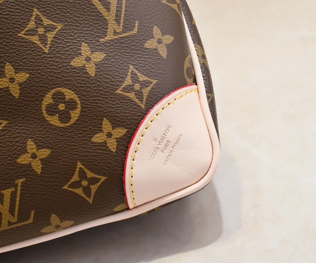 💰Large yellow leather 200 Small yellow leather 320💰Upgraded original version M45353 M45354 M45355 A new Odeon medium and small handbag is launched in the autumn and winter of 2020, using Monogram canvas and reinforced leather corners to convey a retro feel. The adjustable shoulder strap makes it easy to carry on the shoulder or across the body, and the zipper allows easy access to your belongings. Monogram coated canvas Semi-distressed vegetable tanned leather Natural cowhide and colorful cowhide trim Fabric lining Metal hardware Leather corners Shoulder strap loops Double zip closure External patch pocket with magnetic closure