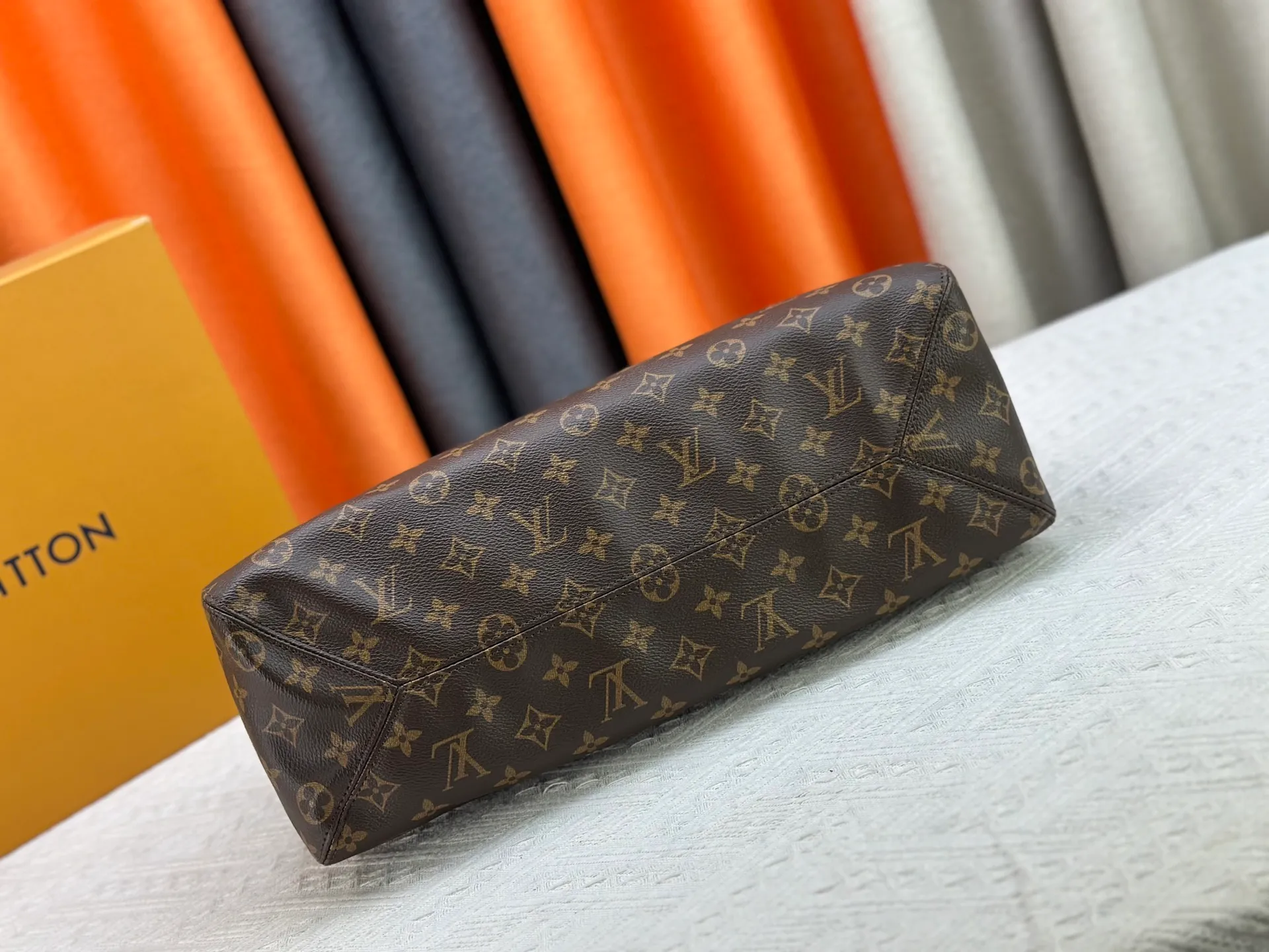 P280 M12940 M12941 A perfect match for spring and summer | LV's new style The Drop handbag is inspired by the flower hobo° handbag. Classic presbyopia with lock embellishment, small, delicate, retro and elegant. Extra large capacity, perfect for commuting and traveling. Paired with elegant pearl bag hanging. Size: Large 39 25 Small 25 16