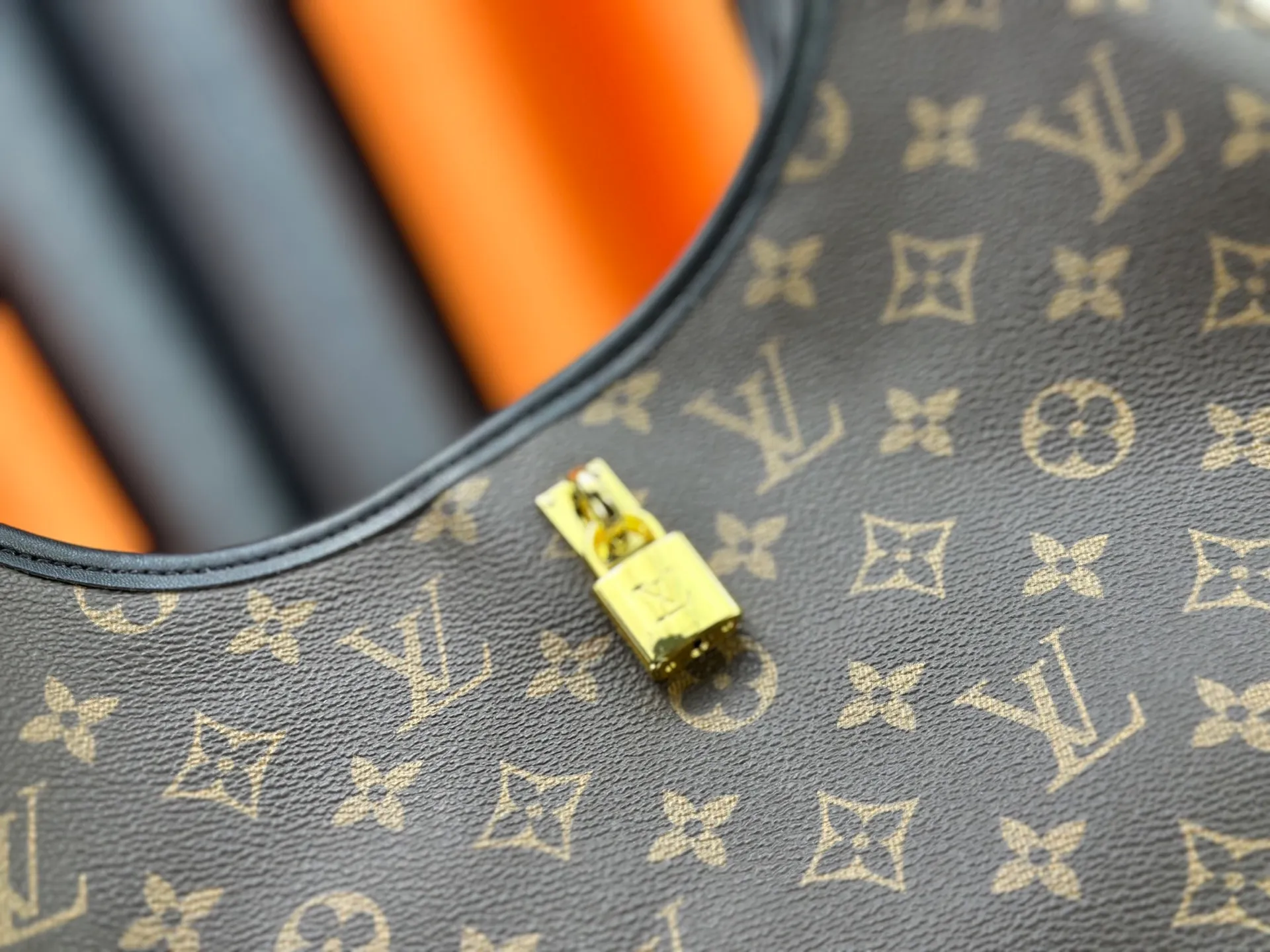 P280 M12940 M12941 A perfect match for spring and summer | LV's new style The Drop handbag is inspired by the flower hobo° handbag. Classic presbyopia with lock embellishment, small, delicate, retro and elegant. Extra large capacity, perfect for commuting and traveling. Paired with elegant pearl bag hanging. Size: Large 39 25 Small 25 16