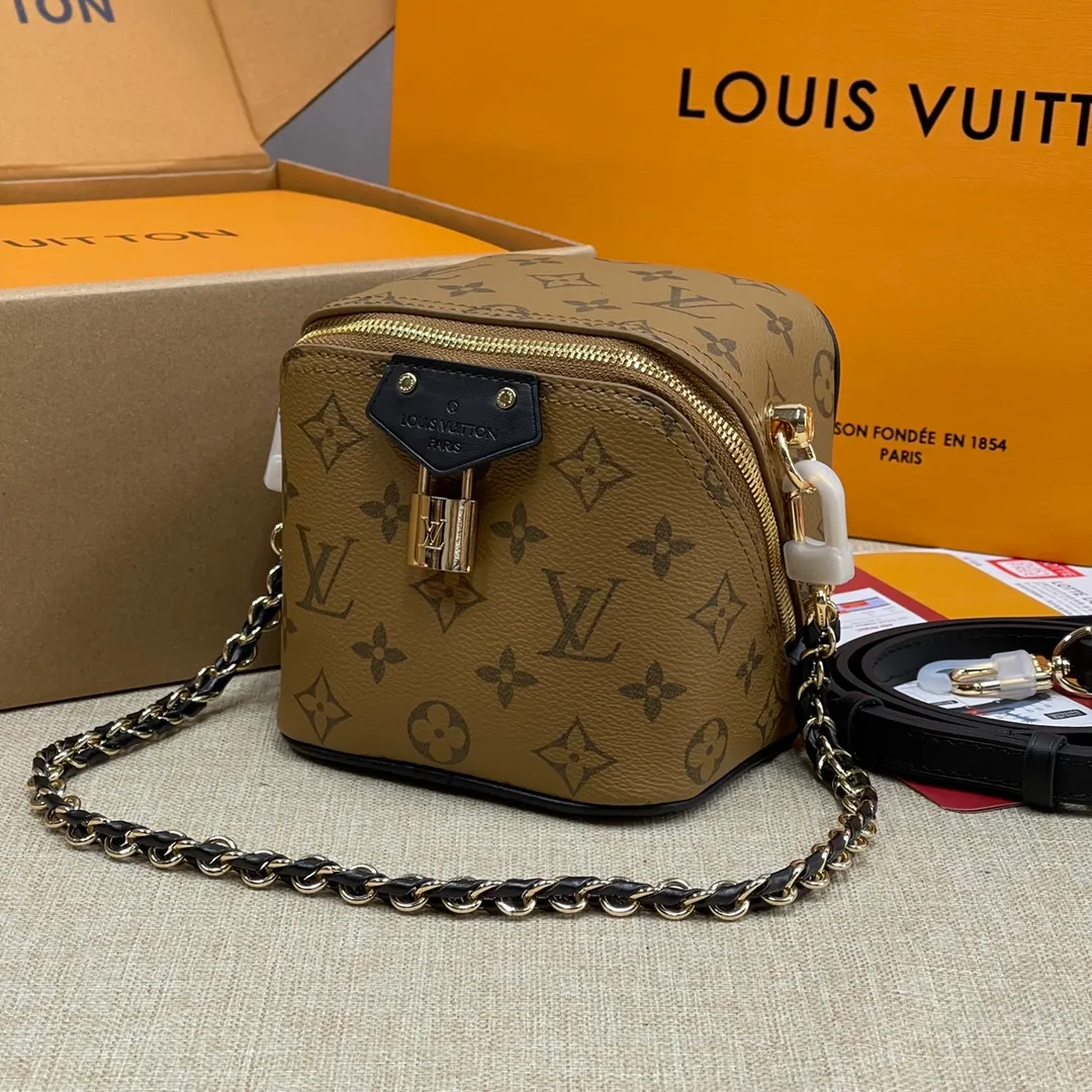 [Upgraded Version] P500💰Upgraded Version Comes with a full set of packaging M47162 Yellow Flower Chain Bag Series JUST IN CASE handbags Just In Case handbags trace back to the brand's travel heritage. They are made of Monogram Tsd HI canvas and cow leather trim to create a compact structure that can accommodate daily needs such as mobile phones, keys, cosmetics, etc. The padlock and key pouch show classic details, and the leather braided chain and leather shoulder strap are detachable, allowing you to switch to modern carrying options. A bit like a dice🎲 bag, it looks so good👀 Dimensions: 13x14x11.5 cm