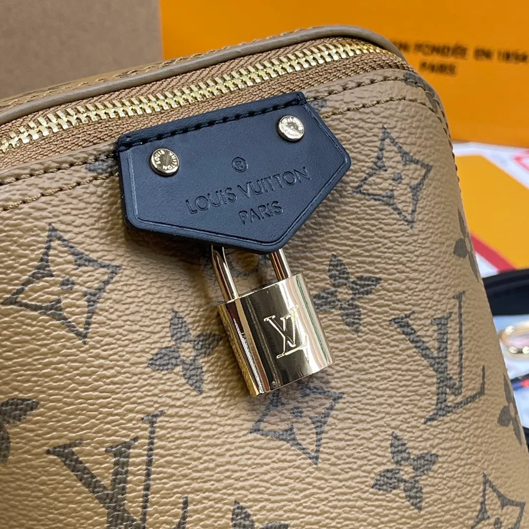 [Upgraded Version] P500💰Upgraded Version Comes with a full set of packaging M47162 Yellow Flower Chain Bag Series JUST IN CASE handbags Just In Case handbags trace back to the brand's travel heritage. They are made of Monogram Tsd HI canvas and cow leather trim to create a compact structure that can accommodate daily needs such as mobile phones, keys, cosmetics, etc. The padlock and key pouch show classic details, and the leather braided chain and leather shoulder strap are detachable, allowing you to switch to modern carrying options. A bit like a dice🎲 bag, it looks so good👀 Dimensions: 13x14x11.5 cm