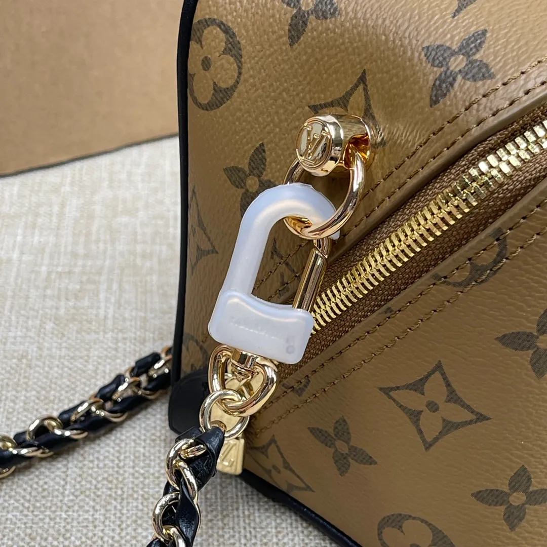 [Upgraded Version] P500💰Upgraded Version Comes with a full set of packaging M47162 Yellow Flower Chain Bag Series JUST IN CASE handbags Just In Case handbags trace back to the brand's travel heritage. They are made of Monogram Tsd HI canvas and cow leather trim to create a compact structure that can accommodate daily needs such as mobile phones, keys, cosmetics, etc. The padlock and key pouch show classic details, and the leather braided chain and leather shoulder strap are detachable, allowing you to switch to modern carrying options. A bit like a dice🎲 bag, it looks so good👀 Dimensions: 13x14x11.5 cm