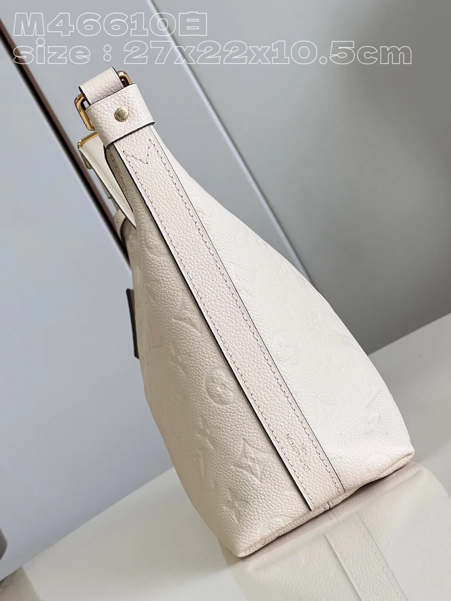 💰1180 (top-grain leather) top-grade original individual real shot M46610 white embossed】M46609 Sac Sport handbag is made of soft Monogram Empreinte embossed leather to create a curved outline, paying tribute to the brand's archive design with retro structure and exquisite details. Plenty of space makes it easy to carry your daily needs, and the adjustable handle allows for a variety of carrying methods. Detailed features 27 x 22 x 10.5 cm (length x height x width)