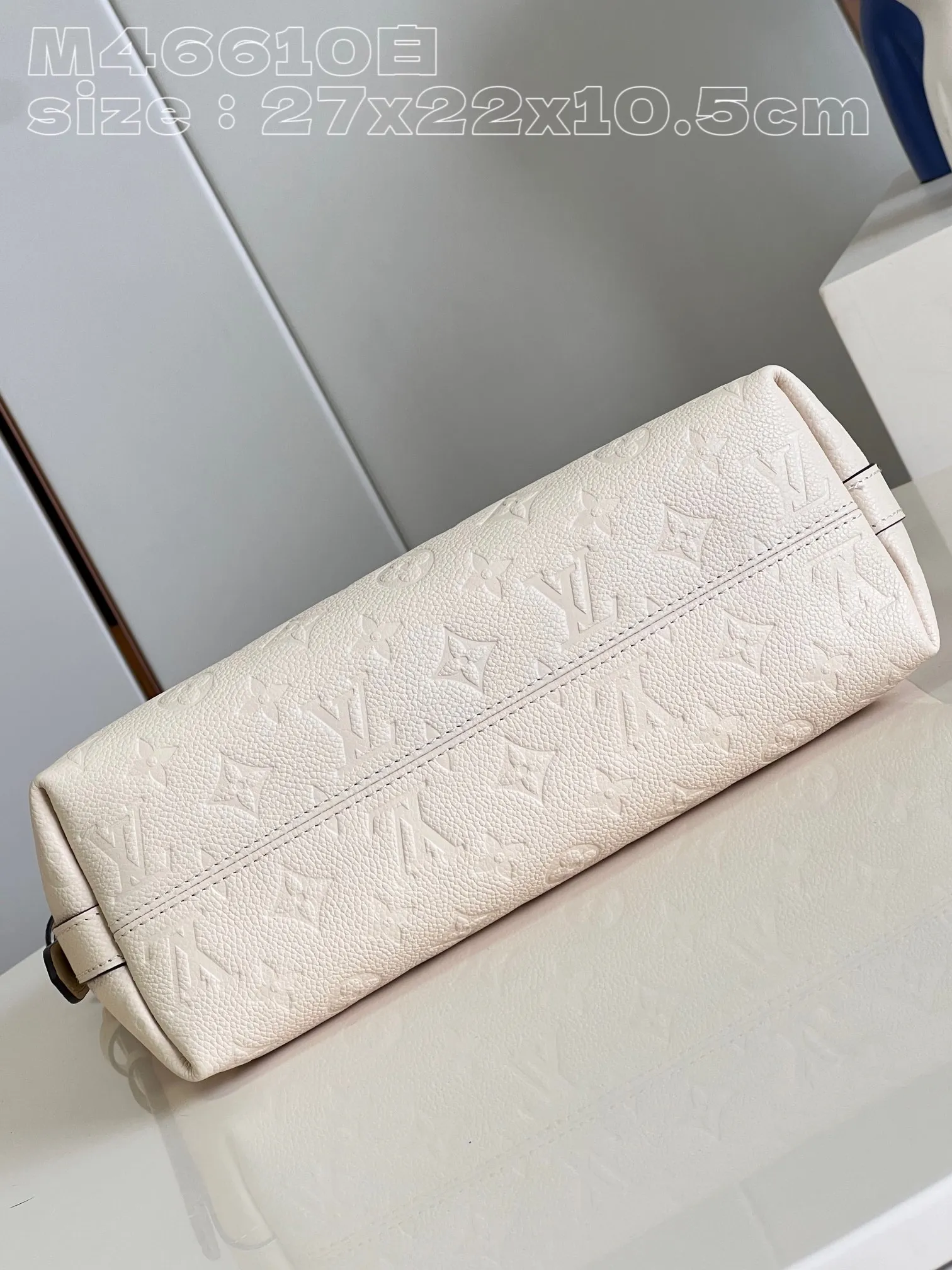 💰1180 (top-grain leather) top-grade original individual real shot M46610 white embossed】M46609 Sac Sport handbag is made of soft Monogram Empreinte embossed leather to create a curved outline, paying tribute to the brand's archive design with retro structure and exquisite details. Plenty of space makes it easy to carry your daily needs, and the adjustable handle allows for a variety of carrying methods. Detailed features 27 x 22 x 10.5 cm (length x height x width)