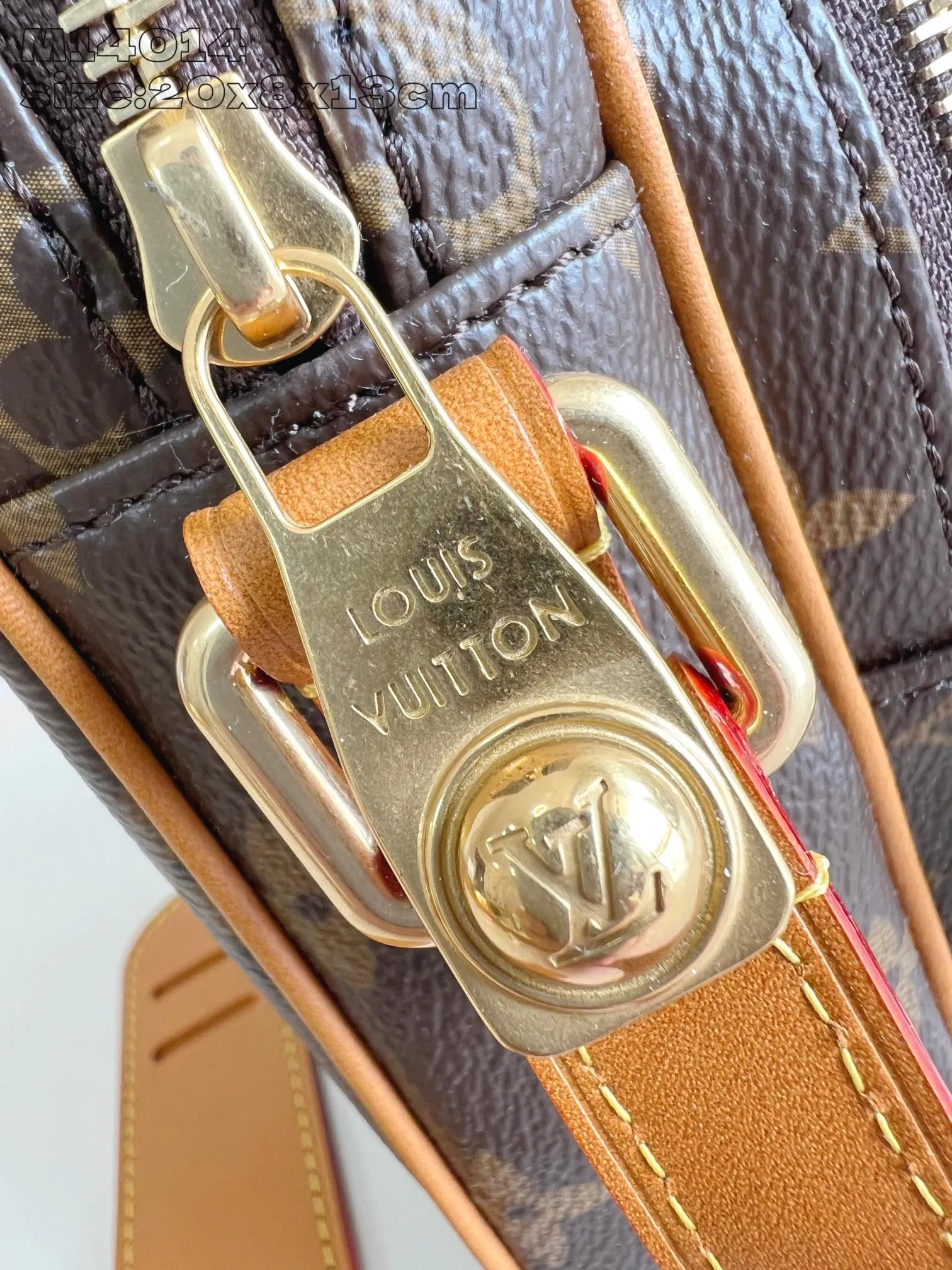 💰980 Top Original [Exclusive Real Shot M14014 Presbyopia] The fashionable Amazone crossbody bag is made of Monogram canvas, and the corners, edges and detachable straps are all made of distressed leather. Pharrell Williams draws inspiration from 1980s designs to create a compact bag that combines vintage charm with sophisticated modernity. The zipper pull is accented with pearls, and the adjustable shoulder strap ensures portability and comfort. 20 x 8 x 13.5 cm (height x width x length)