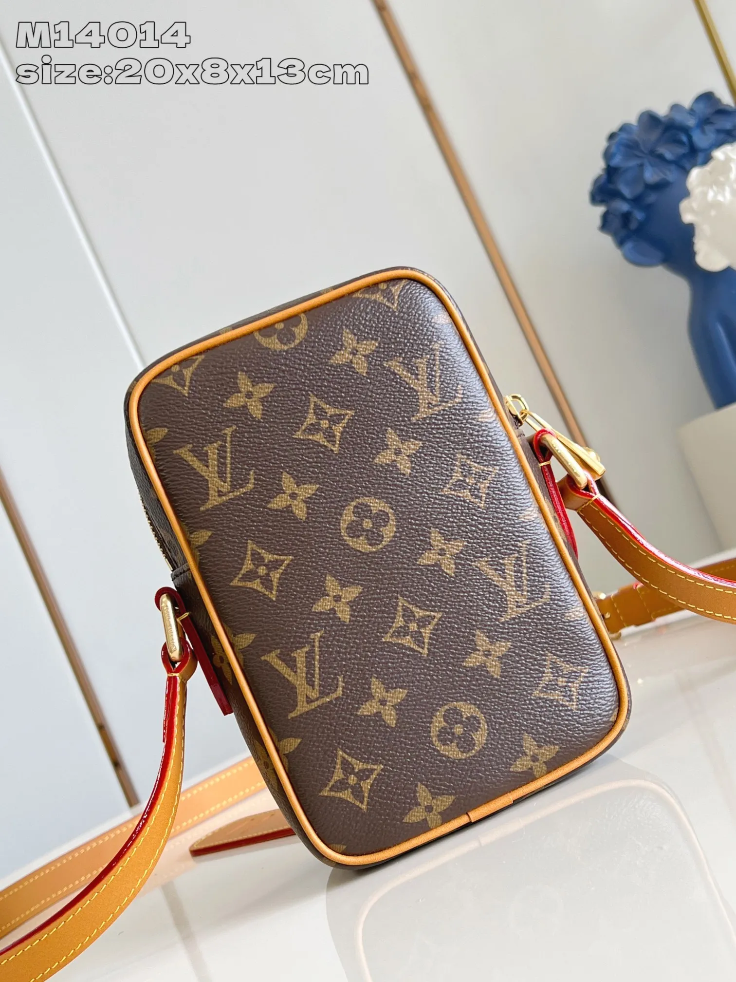 💰980 Top Original [Exclusive Real Shot M14014 Presbyopia] The fashionable Amazone crossbody bag is made of Monogram canvas, and the corners, edges and detachable straps are all made of distressed leather. Pharrell Williams draws inspiration from 1980s designs to create a compact bag that combines vintage charm with sophisticated modernity. The zipper pull is accented with pearls, and the adjustable shoulder strap ensures portability and comfort. 20 x 8 x 13.5 cm (height x width x length)
