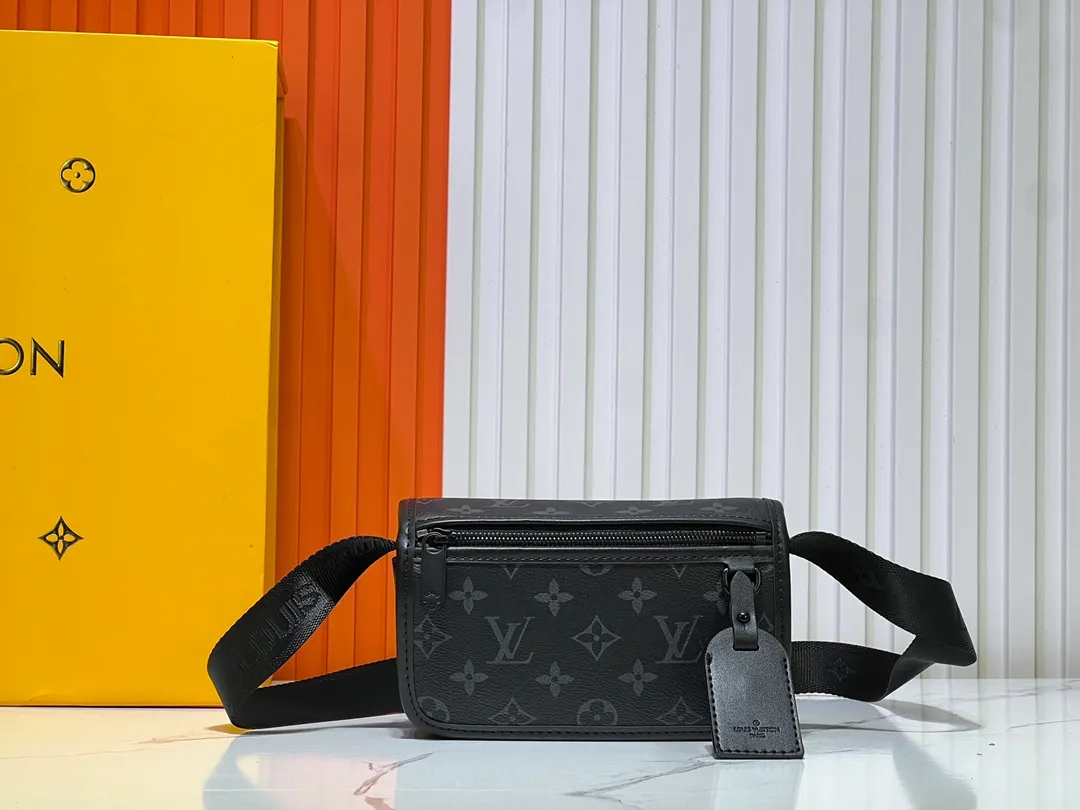 Batch 220💰Upgraded original M12599 black flower M12637 green flower This Bosphore mini handbag is named after the brand's retro Bosphore series in the 2000s. It is comfortable to carry with its simple lines and compact structure, and the detachable nameplate shows its classic feel. The adjustable fabric shoulder strap crosses the accordion loop and is a refined detail along with the zippered front pocket. Dimensions: 19x 12x 7 cm (length x height x width)