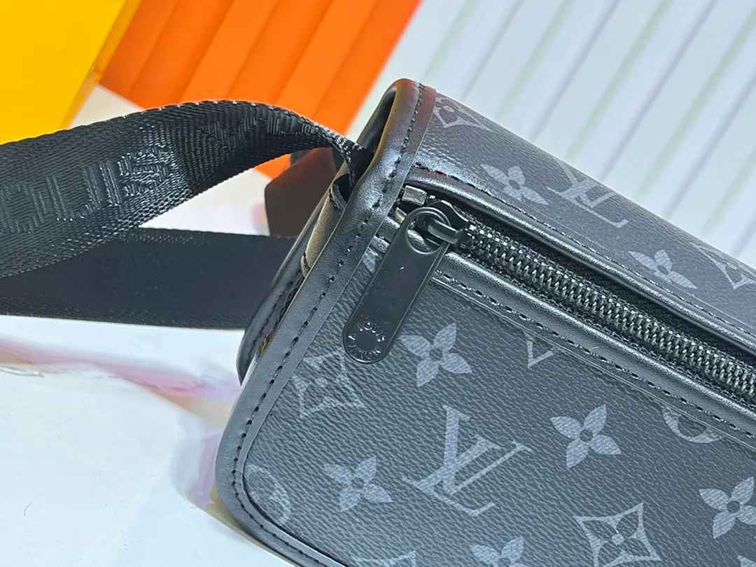 Batch 220💰Upgraded original M12599 black flower M12637 green flower This Bosphore mini handbag is named after the brand's retro Bosphore series in the 2000s. It is comfortable to carry with its simple lines and compact structure, and the detachable nameplate shows its classic feel. The adjustable fabric shoulder strap crosses the accordion loop and is a refined detail along with the zippered front pocket. Dimensions: 19x 12x 7 cm (length x height x width)