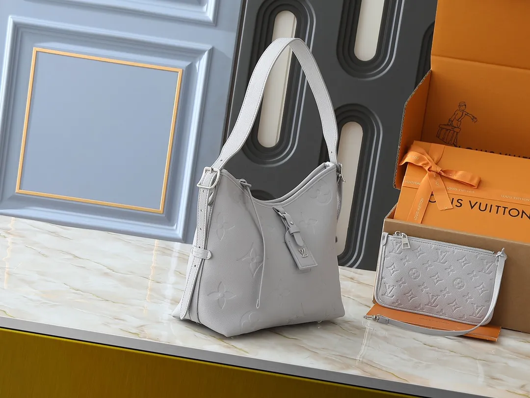 💰220💰Upgraded from the original M24141 M46288 M46293 M46277 M46298 M46203 CarryAll small handbag is made of Mono gram Empreinte embossed leather. It has a generous structure and a neat inner layer. The large inner bag adds functional elements. Comes with a Monogram embossed zipper clutch secured by a leather strap. A personal companion for urban life. Dimensions 29 x 24 x 12 cm (length x height x width)