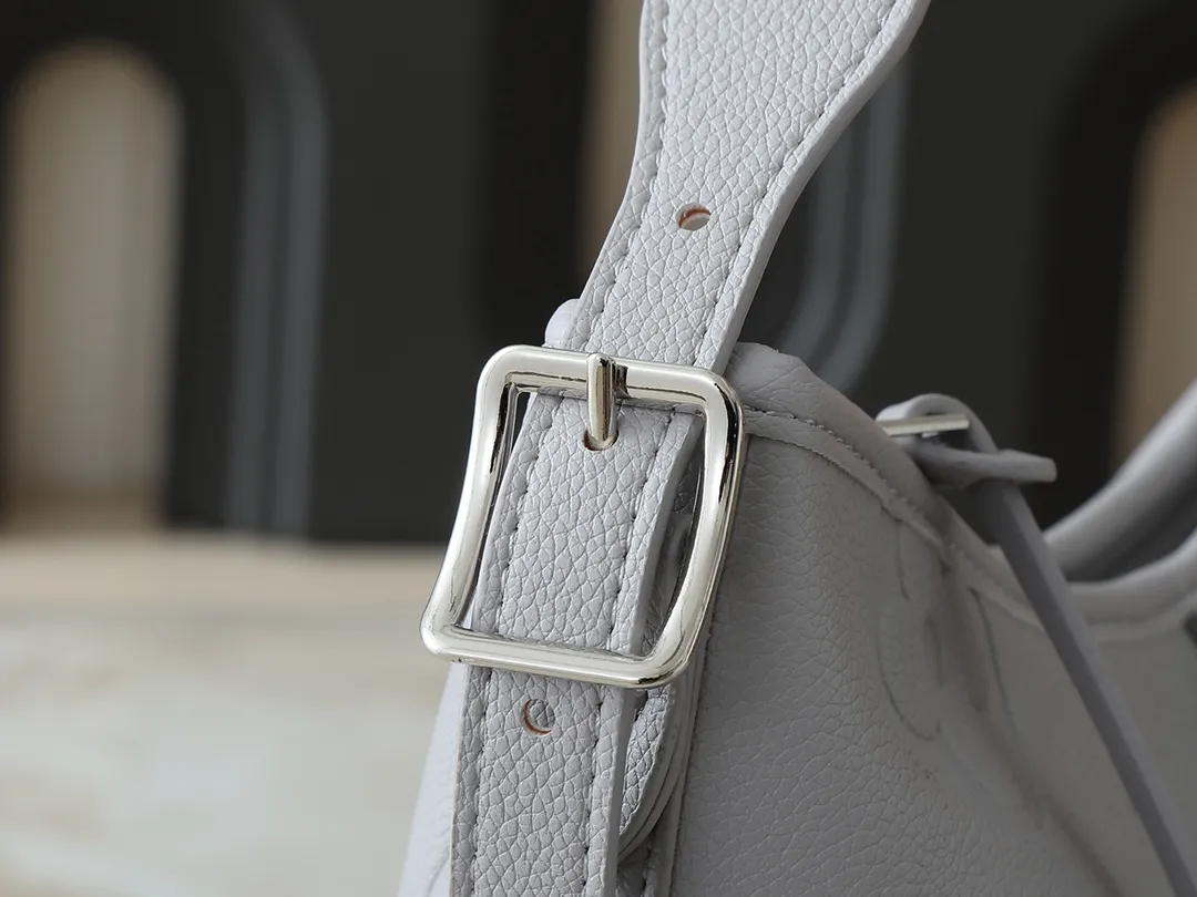 💰220💰Upgraded from the original M24141 M46288 M46293 M46277 M46298 M46203 CarryAll small handbag is made of Mono gram Empreinte embossed leather. It has a generous structure and a neat inner layer. The large inner bag adds functional elements. Comes with a Monogram embossed zipper clutch secured by a leather strap. A personal companion for urban life. Dimensions 29 x 24 x 12 cm (length x height x width)