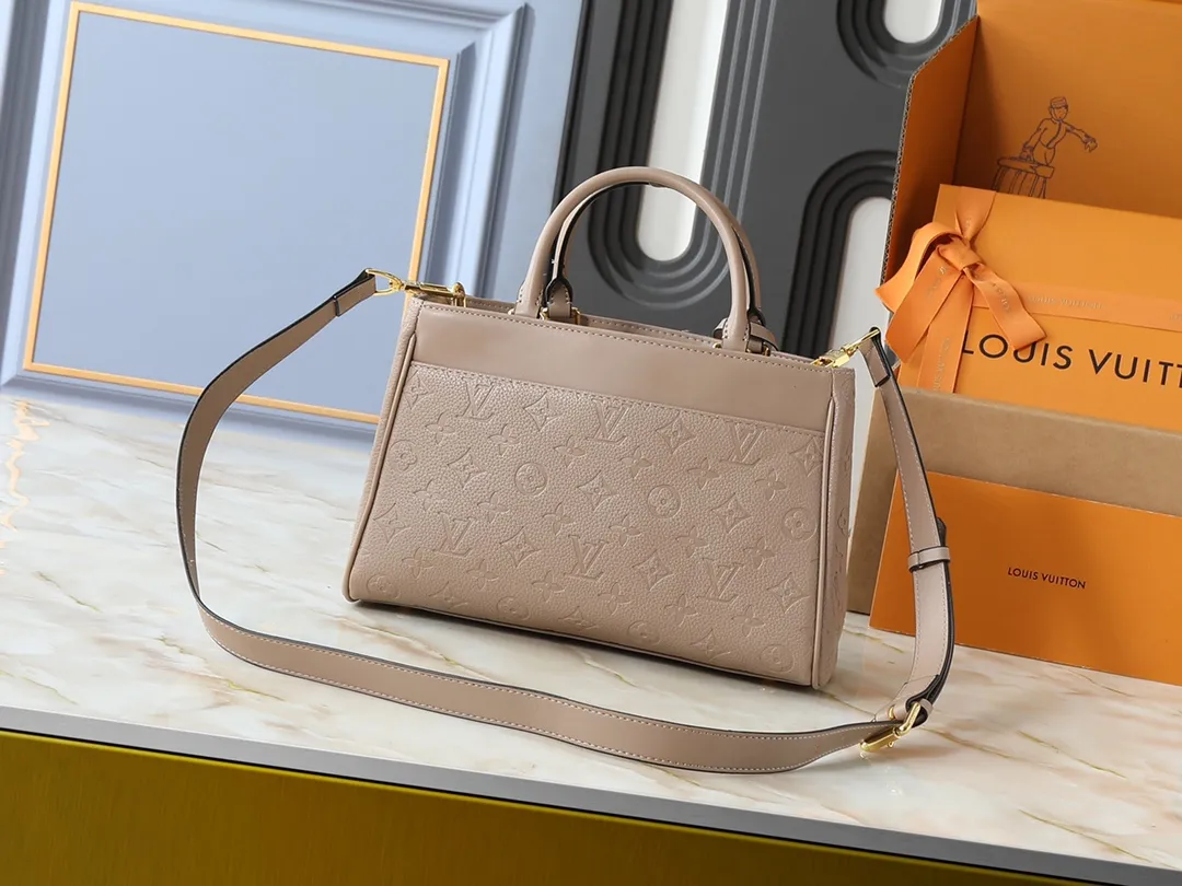 💰260💰Upgraded original M25575 M25577 M15231 City Avenue PM (Avenue PM) combines functionality with elegant silhouette for a fashionable urban lifestyle. A piece that adds a touch of elegance to both everyday and evening looks. A modern tote bag inspired by the elegant streets of Paris. The signature Monogram prefixed leather material is decorated with name patterns and gold hardware design. Fold the handle inside to create a cross-shaped messenger bag. Dimensions: 30 x 19.5 x 12 cm (length x height x width)