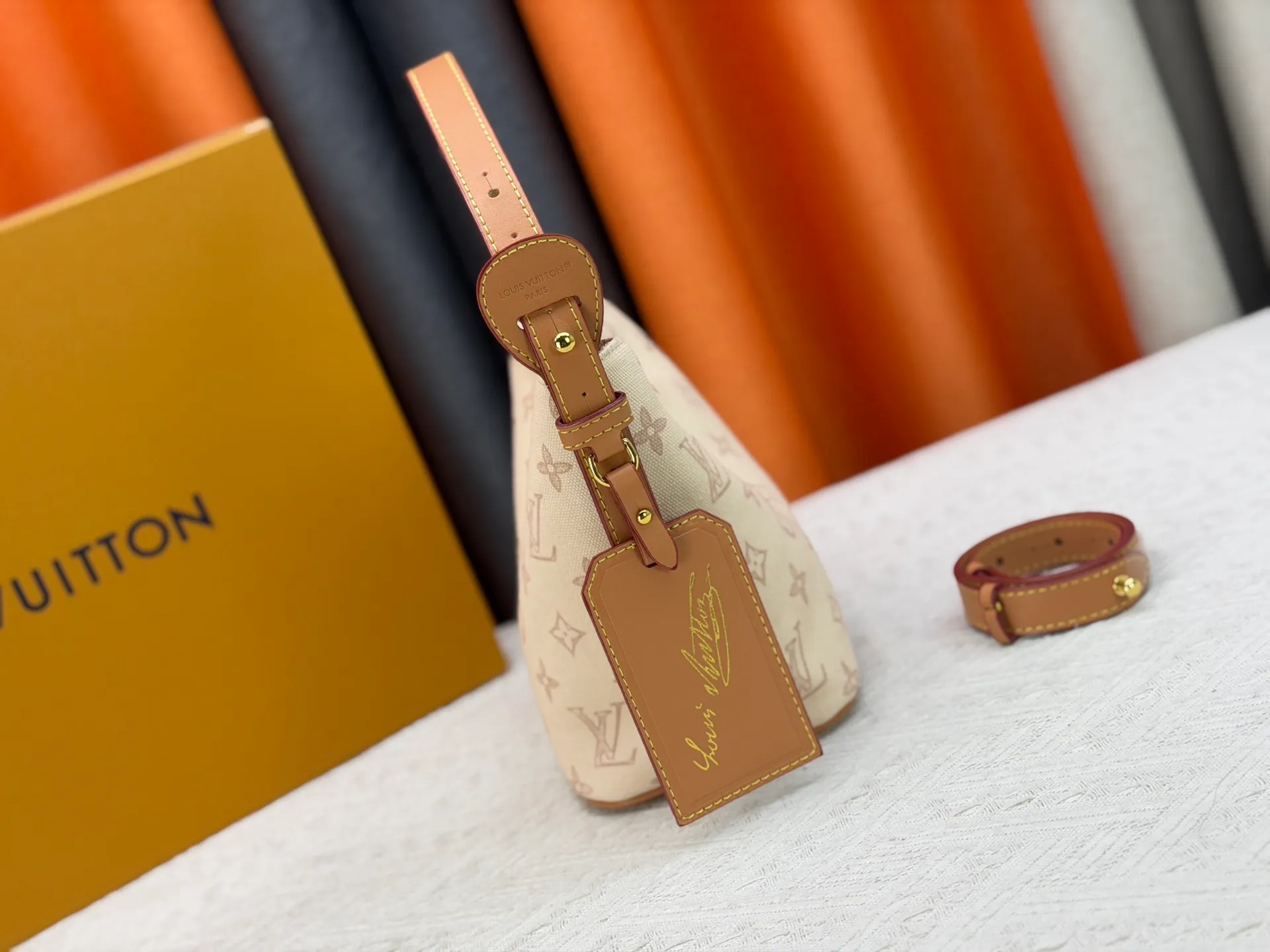 P230 upgraded original M27529 M12925 M12926 M13480 M13044 M14356 M13045 M13089 This All In BB handbag is made of Monogram canvas with shiny metal parts, and the iconic pendant and nameplate highlight the classic style. The adjustable shoulder strap continues the brand's trunk-making heritage, and the leather shoulder strap adds cross-body and shoulder carry options. The foldable design enables the silhouette to be retracted and retracted freely, providing ample space for daily use. 16.0 x 18.0 x 12.0 cm (length x height x width)