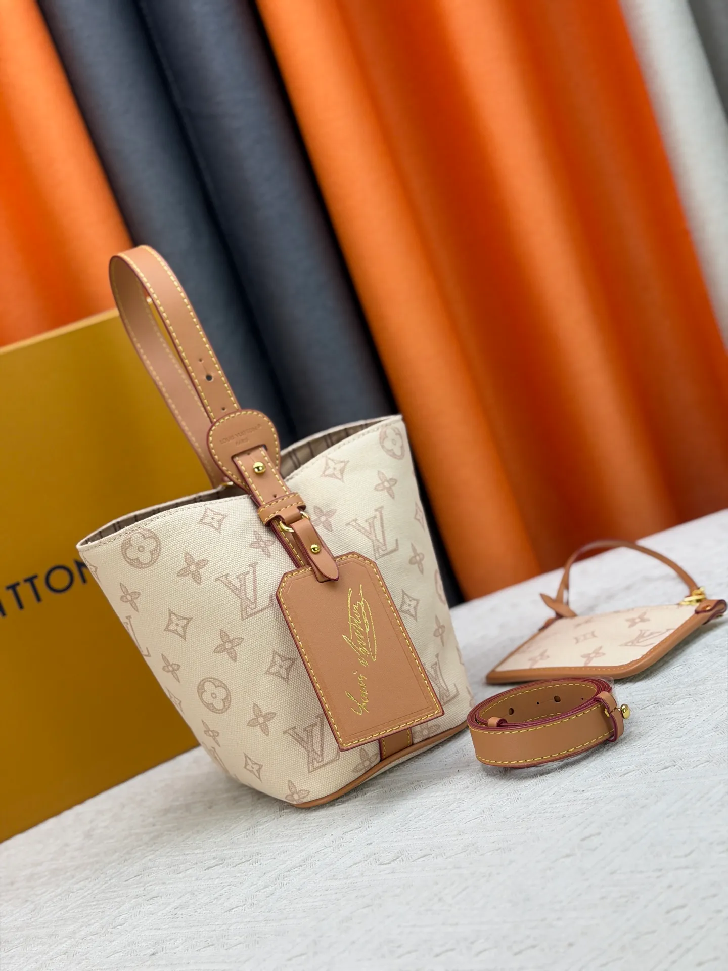 P230 upgraded original M27529 M12925 M12926 M13480 M13044 M14356 M13045 M13089 This All In BB handbag is made of Monogram canvas with shiny metal parts, and the iconic pendant and nameplate highlight the classic style. The adjustable shoulder strap continues the brand's trunk-making heritage, and the leather shoulder strap adds cross-body and shoulder carry options. The foldable design enables the silhouette to be retracted and retracted freely, providing ample space for daily use. 16.0 x 18.0 x 12.0 cm (length x height x width)
