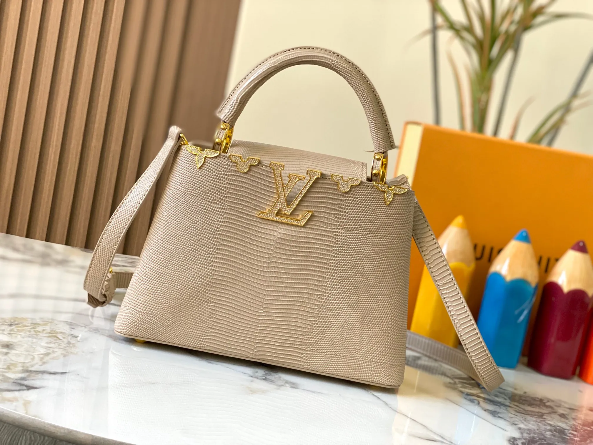 Top original P460 Guangzhou product M12297 apricot lizard leather with gold diamond corolla 🔺This CapucinesBB handbag exquisitely combines graceful lizard skin outer layer, delicate sheepskin lining and glossy metal parts. The iconic flap achieves two styles. The LV logo can be read on the inside and the Monogram flower blooms on the outside. It lights up an eye-catching corner for evening occasions and adds a personalized atmosphere to the wardrobe. Shine gorgeous style in day and night occasions.  Detailed features 27 x 18 x 9 cm (length x height x width)
