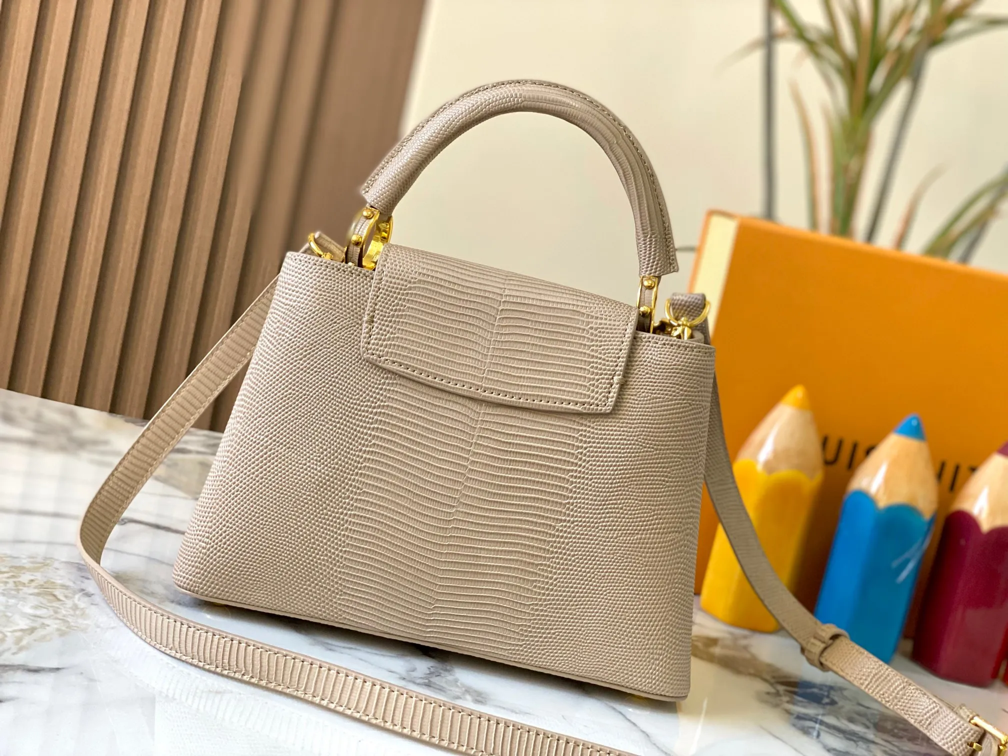 Top original P460 Guangzhou product M12297 apricot lizard leather with gold diamond corolla 🔺This CapucinesBB handbag exquisitely combines graceful lizard skin outer layer, delicate sheepskin lining and glossy metal parts. The iconic flap achieves two styles. The LV logo can be read on the inside and the Monogram flower blooms on the outside. It lights up an eye-catching corner for evening occasions and adds a personalized atmosphere to the wardrobe. Shine gorgeous style in day and night occasions.  Detailed features 27 x 18 x 9 cm (length x height x width)
