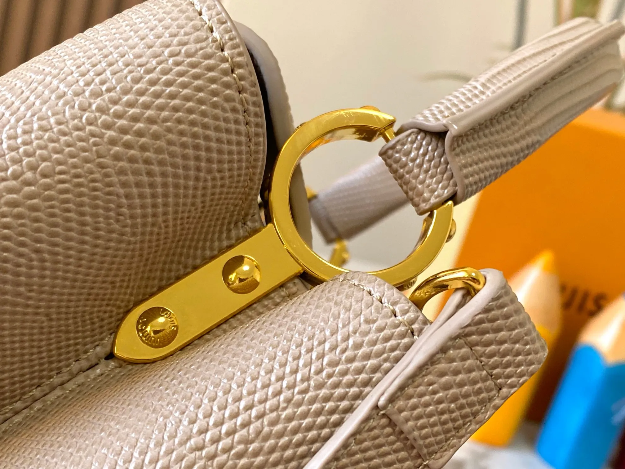 Top original P460 Guangzhou product M12297 apricot lizard leather with gold diamond corolla 🔺This CapucinesBB handbag exquisitely combines graceful lizard skin outer layer, delicate sheepskin lining and glossy metal parts. The iconic flap achieves two styles. The LV logo can be read on the inside and the Monogram flower blooms on the outside. It lights up an eye-catching corner for evening occasions and adds a personalized atmosphere to the wardrobe. Shine gorgeous style in day and night occasions.  Detailed features 27 x 18 x 9 cm (length x height x width)
