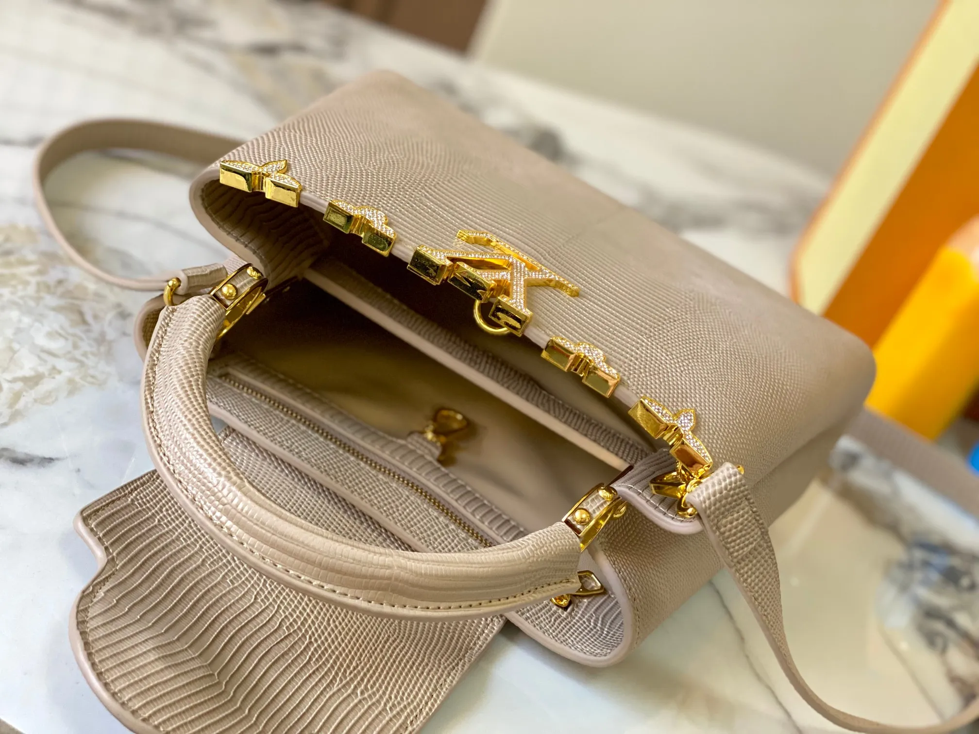 Top original P460 Guangzhou product M12297 apricot lizard leather with gold diamond corolla 🔺This CapucinesBB handbag exquisitely combines graceful lizard skin outer layer, delicate sheepskin lining and glossy metal parts. The iconic flap achieves two styles. The LV logo can be read on the inside and the Monogram flower blooms on the outside. It lights up an eye-catching corner for evening occasions and adds a personalized atmosphere to the wardrobe. Shine gorgeous style in day and night occasions.  Detailed features 27 x 18 x 9 cm (length x height x width)