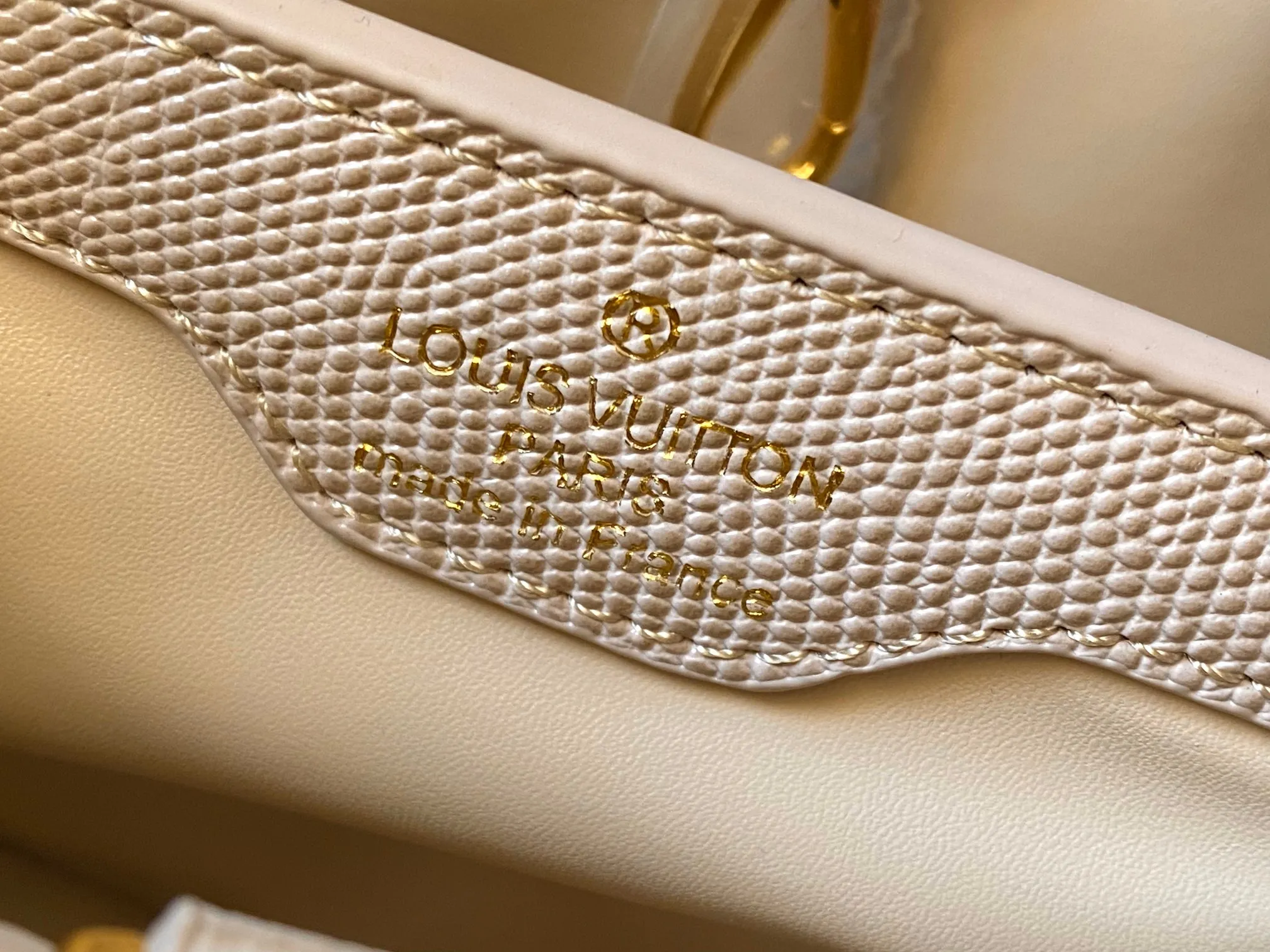 Top original P460 Guangzhou product M12297 apricot lizard leather with gold diamond corolla 🔺This CapucinesBB handbag exquisitely combines graceful lizard skin outer layer, delicate sheepskin lining and glossy metal parts. The iconic flap achieves two styles. The LV logo can be read on the inside and the Monogram flower blooms on the outside. It lights up an eye-catching corner for evening occasions and adds a personalized atmosphere to the wardrobe. Shine gorgeous style in day and night occasions.  Detailed features 27 x 18 x 9 cm (length x height x width)