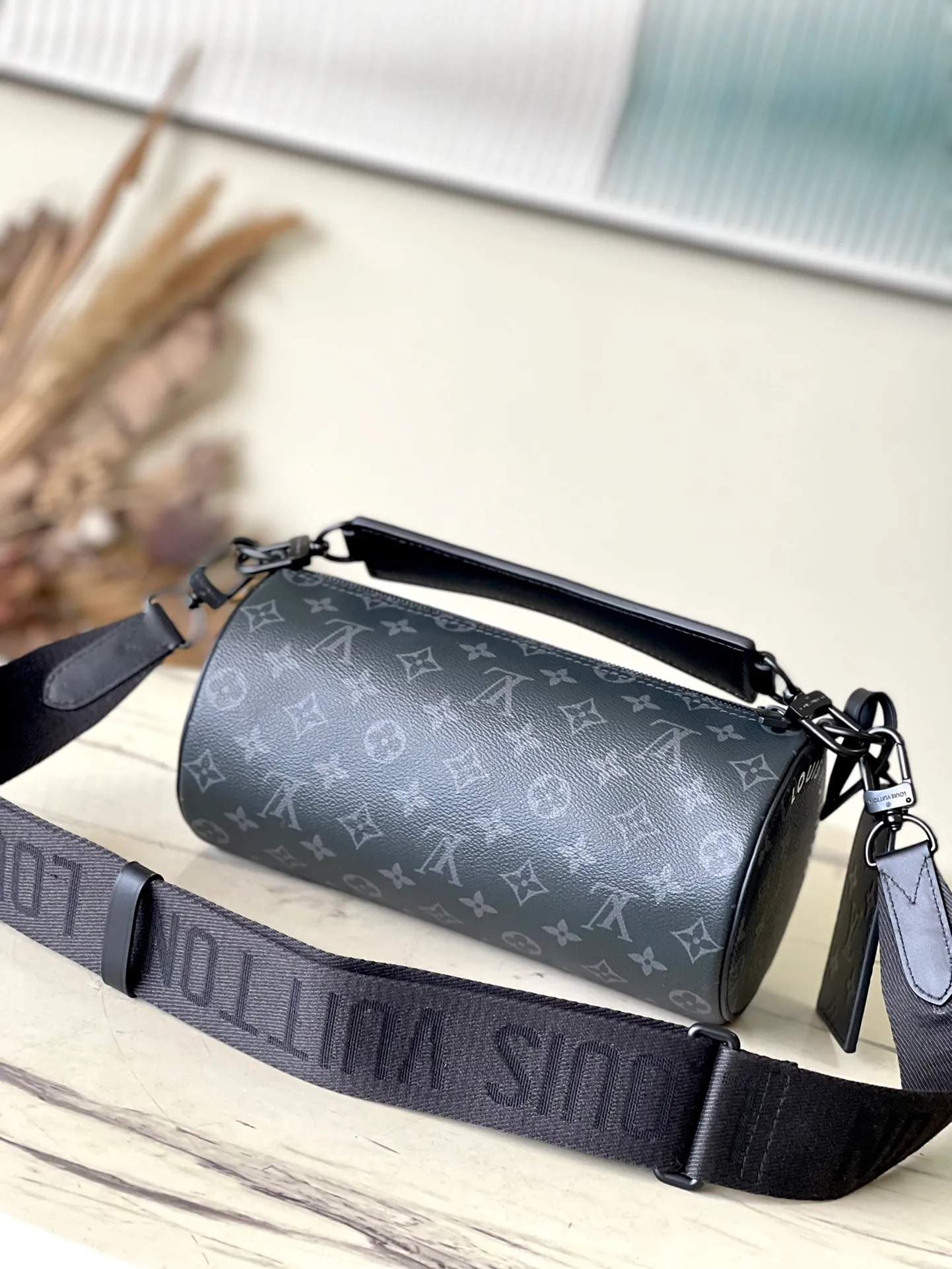 💰800 Top Original Order M46796 Black Flower This Soft Polochon small handbag is made of Monogram Eclipse coated canvas to create a close-fitting configuration, with the eye-catching Louis Vuitton logo to highlight the brand identity. The detachable handle makes it easy to carry by hand, and the detachable and adjustable jacquard strap is woven with the brand's logo, providing shoulder and cross-body options.