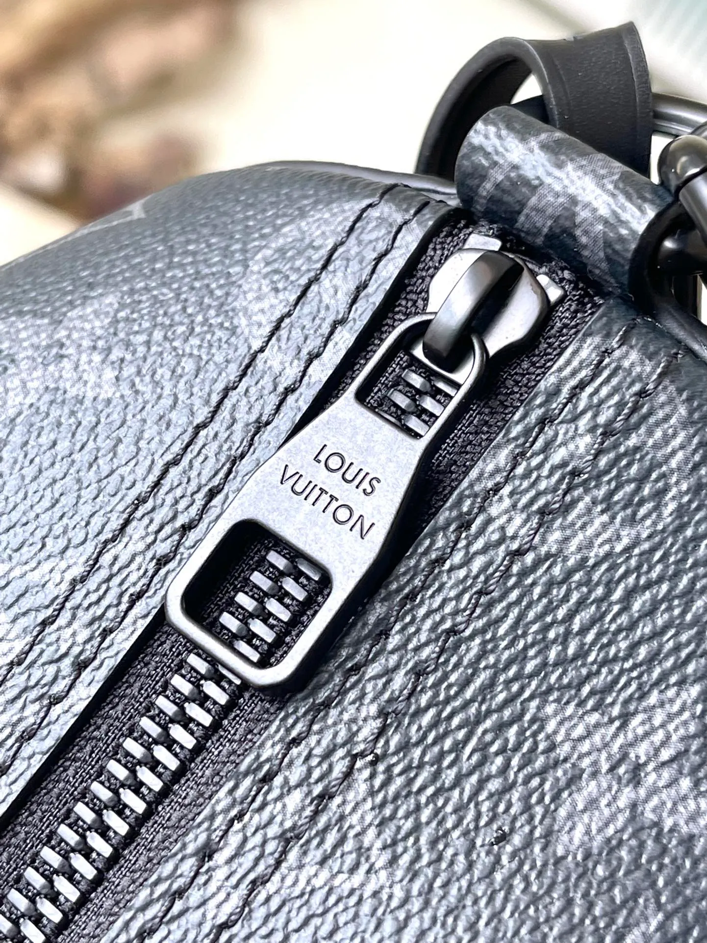 💰800 Top Original Order M46796 Black Flower This Soft Polochon small handbag is made of Monogram Eclipse coated canvas to create a close-fitting configuration, with the eye-catching Louis Vuitton logo to highlight the brand identity. The detachable handle makes it easy to carry by hand, and the detachable and adjustable jacquard strap is woven with the brand's logo, providing shoulder and cross-body options.