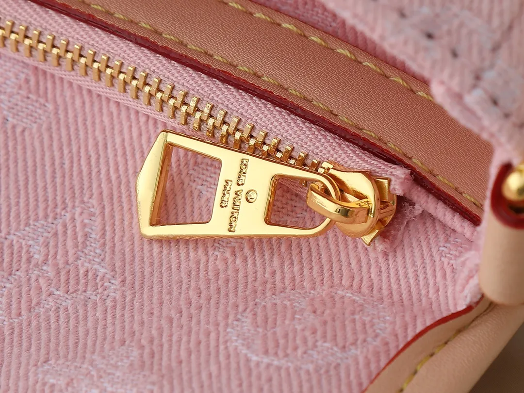 💰240💰Upgraded from the original M13070 M45985, this Diane handbag is made of classic Monogram denim, embellished with contrasting cow leather trim and dazzling metal parts, using modern touches to interpret the new season interest. The zippered interior pocket keeps valuables secure, and the removable leather shoulder strap allows for a variety of carrying options. Dimensions: 24.0 x 15.0 x 9.0 cm (length x height x width)