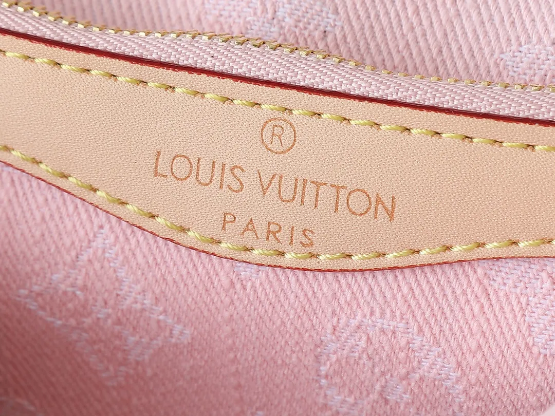 💰240💰Upgraded from the original M13070 M45985, this Diane handbag is made of classic Monogram denim, embellished with contrasting cow leather trim and dazzling metal parts, using modern touches to interpret the new season interest. The zippered interior pocket keeps valuables secure, and the removable leather shoulder strap allows for a variety of carrying options. Dimensions: 24.0 x 15.0 x 9.0 cm (length x height x width)