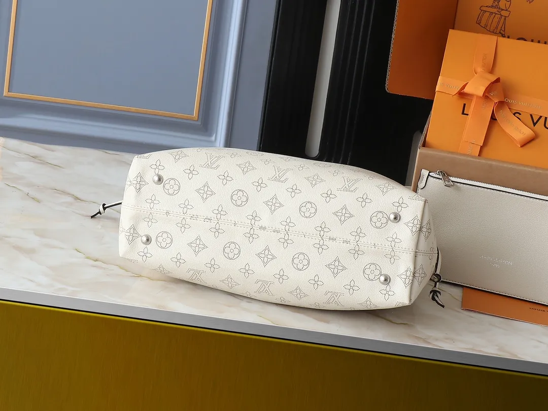 💰280💰Upgraded from the original M13180 Mahina series introduces the Boundless handbag - a multi-functional daily design. It's made from House's signature perforated Mahina leather and is roomy enough to store essential items, including a laptop and tablet. The shoulder bag features a removable zip pocket and is embellished with silver hardware for a sophisticated look. Dimensions: 16.9 x 13.2 x 6.7 inches (LxHxW)