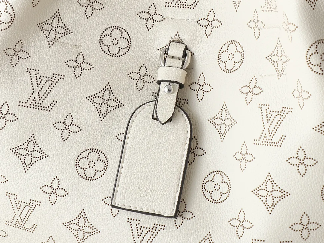 💰280💰Upgraded from the original M13180 Mahina series introduces the Boundless handbag - a multi-functional daily design. It's made from House's signature perforated Mahina leather and is roomy enough to store essential items, including a laptop and tablet. The shoulder bag features a removable zip pocket and is embellished with silver hardware for a sophisticated look. Dimensions: 16.9 x 13.2 x 6.7 inches (LxHxW)