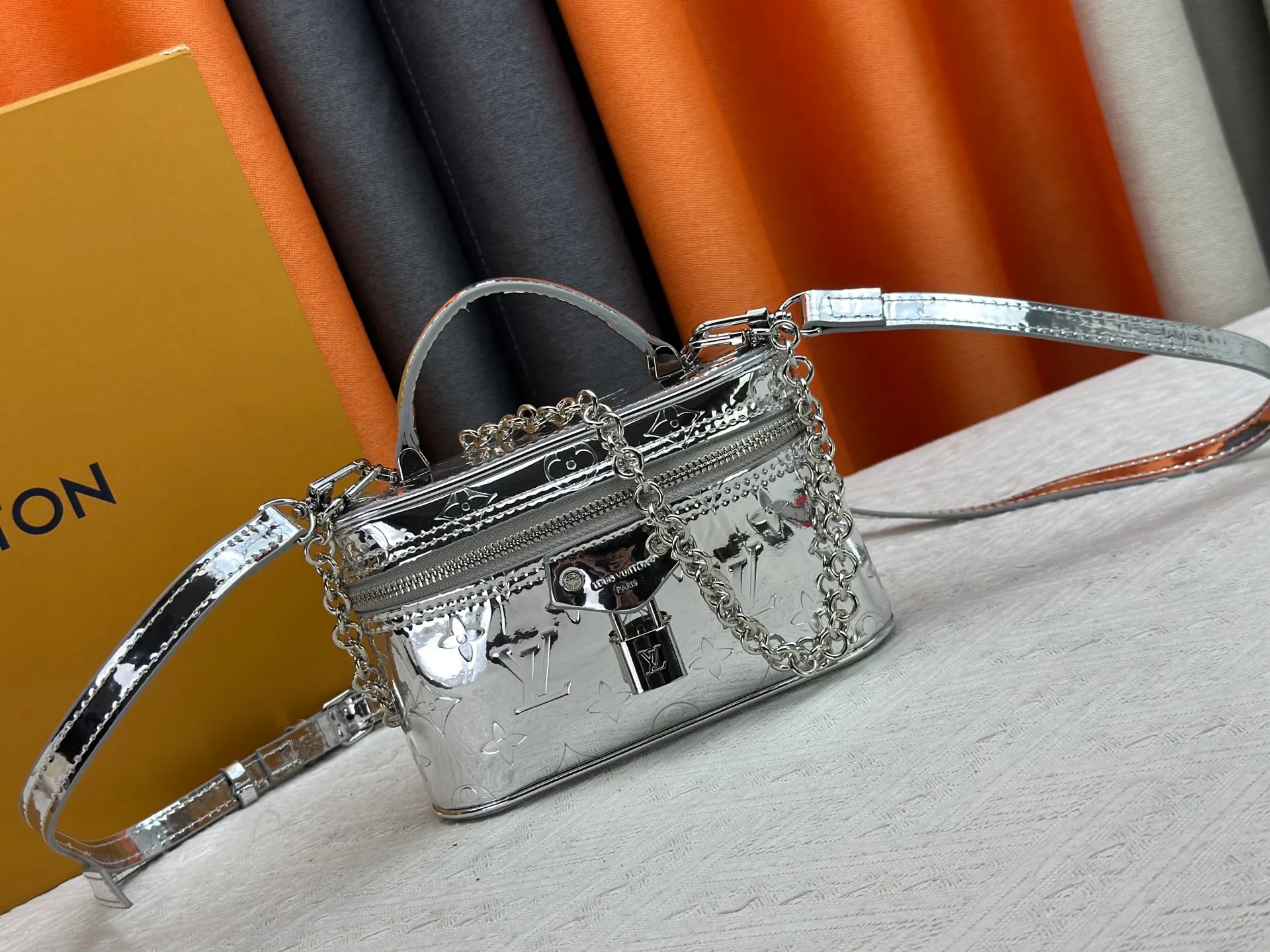 P260 M27049 Upgraded from the original LV new silver small box, the real thing is so beautiful! I am blown away by this little icy silver box! How can you not have a stunning silver bag in your bag cabinet? Whoever carries this bag looks better! Be the flashiest baby this winter 🉑Carry it in your hand🉑Under your arm🉑Cross-body! Don't be too practical. Size 19 12