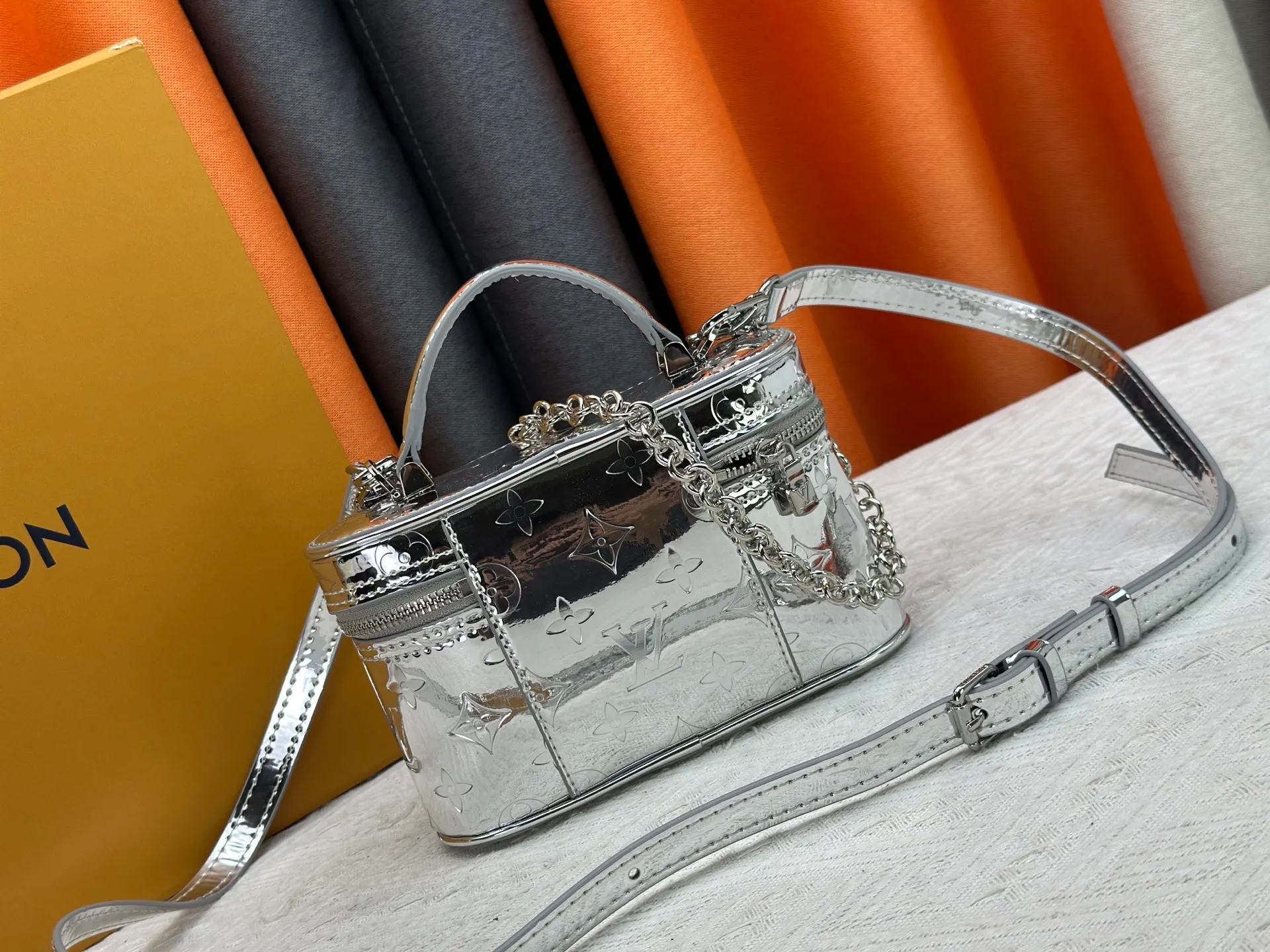 P260 M27049 Upgraded from the original LV new silver small box, the real thing is so beautiful! I am blown away by this little icy silver box! How can you not have a stunning silver bag in your bag cabinet? Whoever carries this bag looks better! Be the flashiest baby this winter 🉑Carry it in your hand🉑Under your arm🉑Cross-body! Don't be too practical. Size 19 12